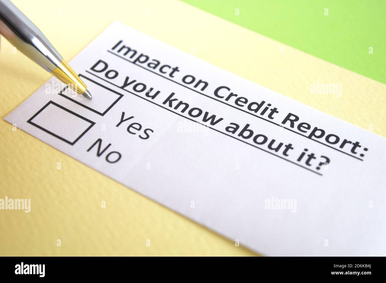Une personne répond à une question sur le rapport de crédit. Banque D'Images