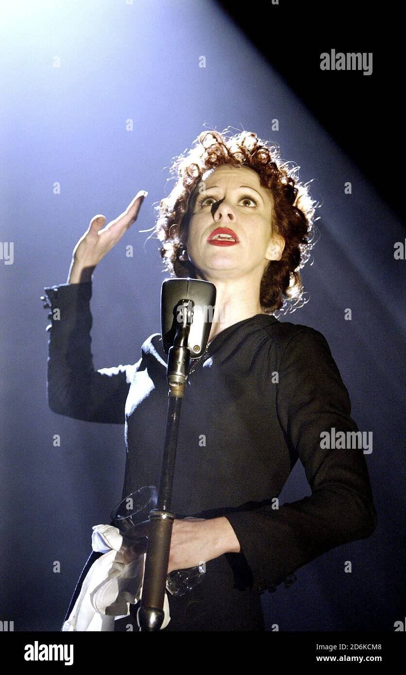 PIAF par PAM Gems - réalisateur: Timothy Sheader Anna-Jane Casey (Piaf) Sheffield Crucible, Angleterre 16/03/2004 Banque D'Images