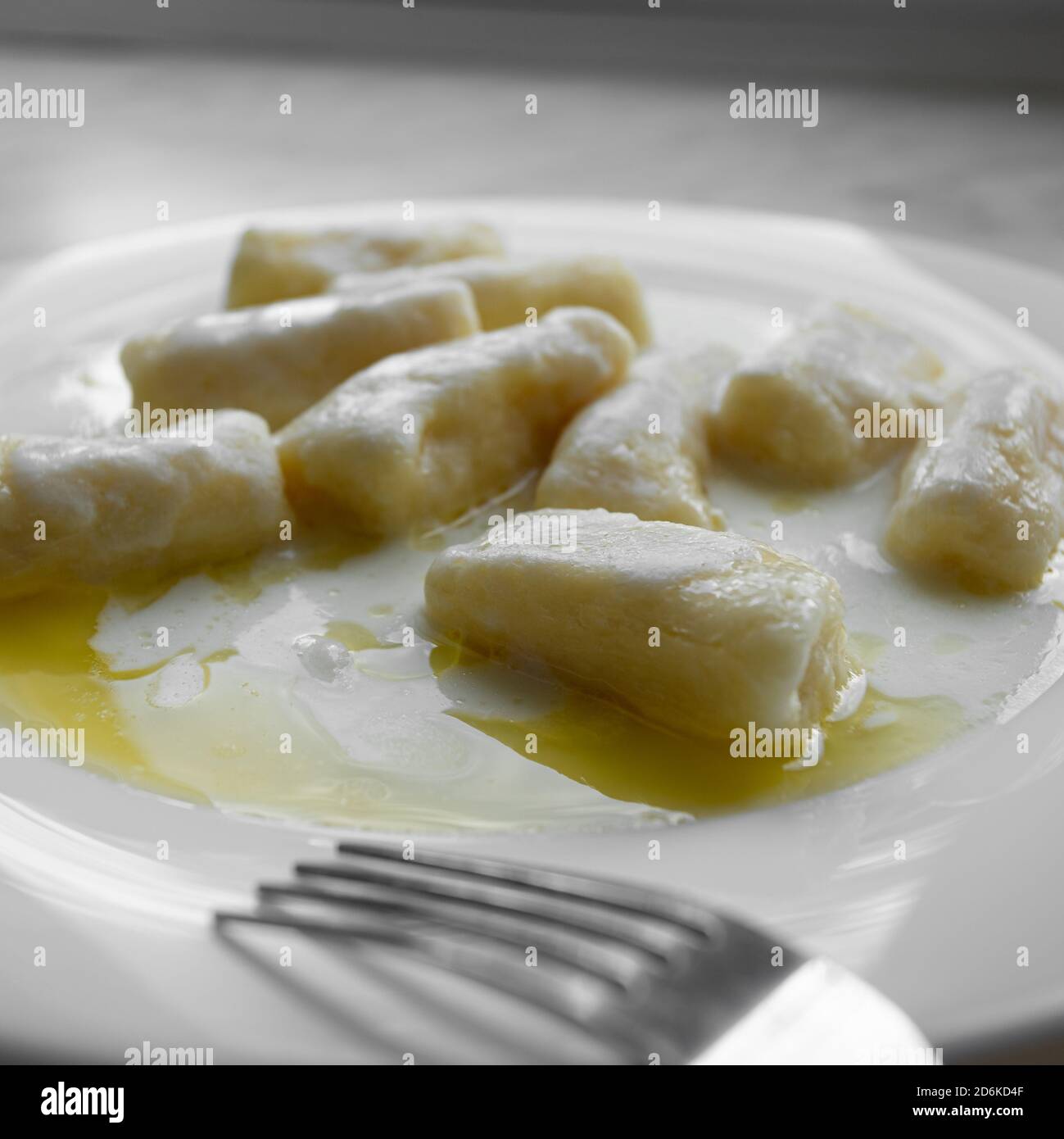 Gros plan de boulettes avec fromage cottage ou boulettes sans garniture - plat léger slave, nourriture végétarienne, petit déjeuner sain Banque D'Images