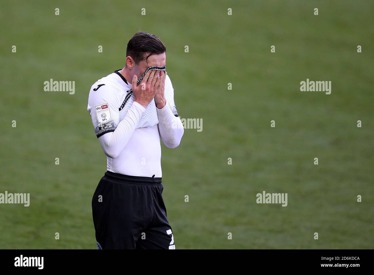 Swansea, Royaume-Uni. 17 octobre 2020. Connor Roberts de Swansea City regarde dessus. EFL Skybet Championship Match, Swansea City et Huddersfield Town au Liberty Stadium de Swansea le samedi 17 octobre 2020. Cette image ne peut être utilisée qu'à des fins éditoriales. Utilisation éditoriale uniquement, licence requise pour une utilisation commerciale. Aucune utilisation dans les Paris, les jeux ou les publications d'un seul club/ligue/joueur. photo par Andrew Orchard/Andrew Orchard sports Photography/Alamy Live News crédit: Andrew Orchard sports Photography/Alamy Live News Banque D'Images