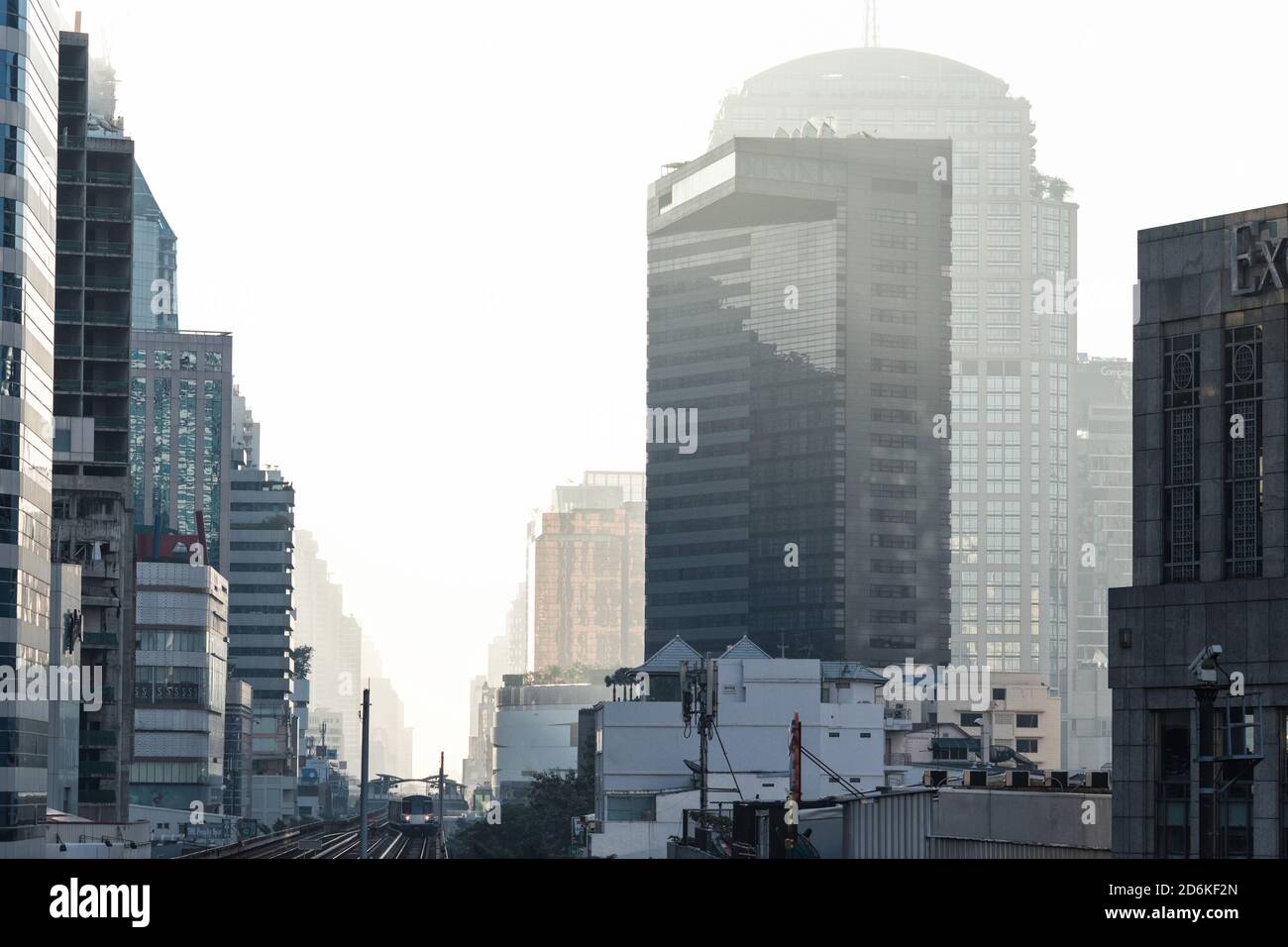 Pistes de train aérien de Bangkok en Thaïlande au lever du soleil en Asie Banque D'Images