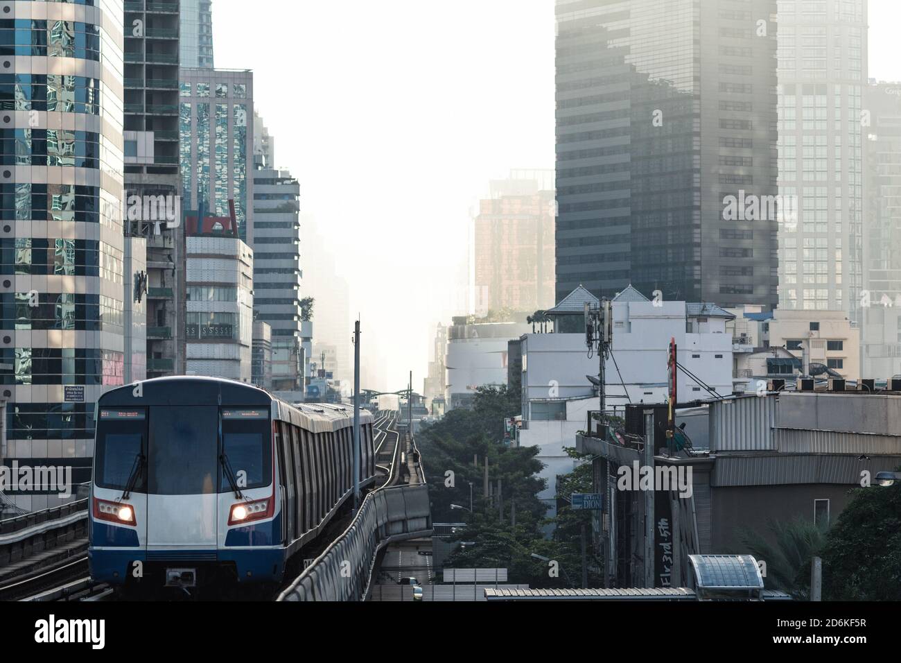 Pistes de train aérien de Bangkok en Thaïlande au lever du soleil en Asie Banque D'Images