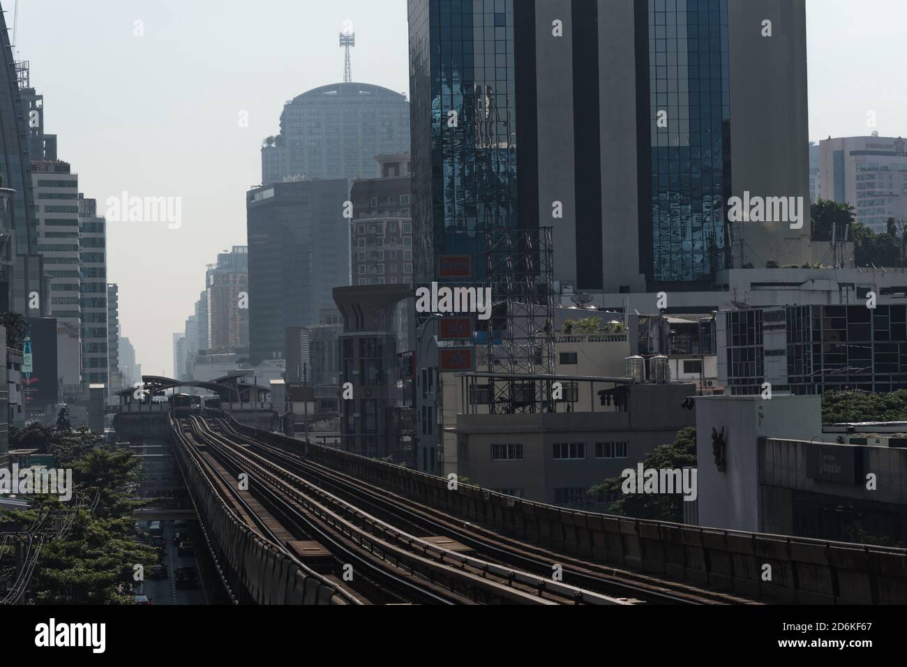 Pistes de train aérien de Bangkok en Thaïlande au lever du soleil en Asie Banque D'Images