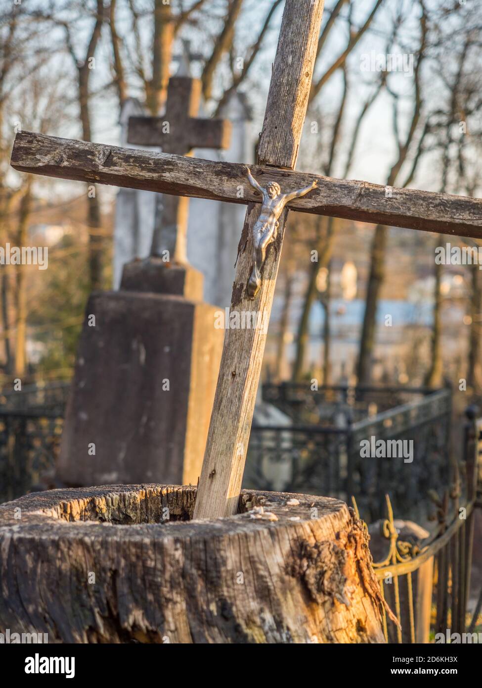 1860, sous le Second Empire, suite, Vilnius, Lituanie - Avril 08, 2018 : les anges de Bronze et de croix sur une tombe sur le cimetière local, l'Europe à Vilnius Banque D'Images