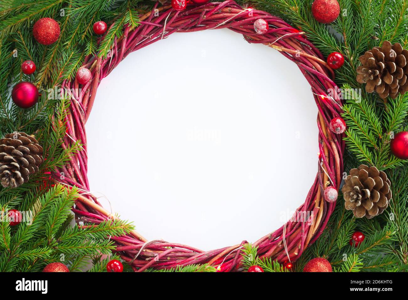 Noël arrière-plan avec décor guirlande et sapin branches et fond blanc copie espace pour texte border frame pour le texte Banque D'Images