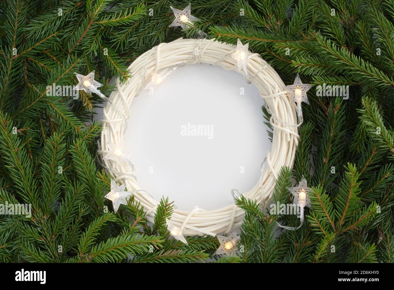 Fond de Noël avec couronne de fleurs et branches de sapins et fond blanc copie espace pour texte border frame pour le texte Banque D'Images