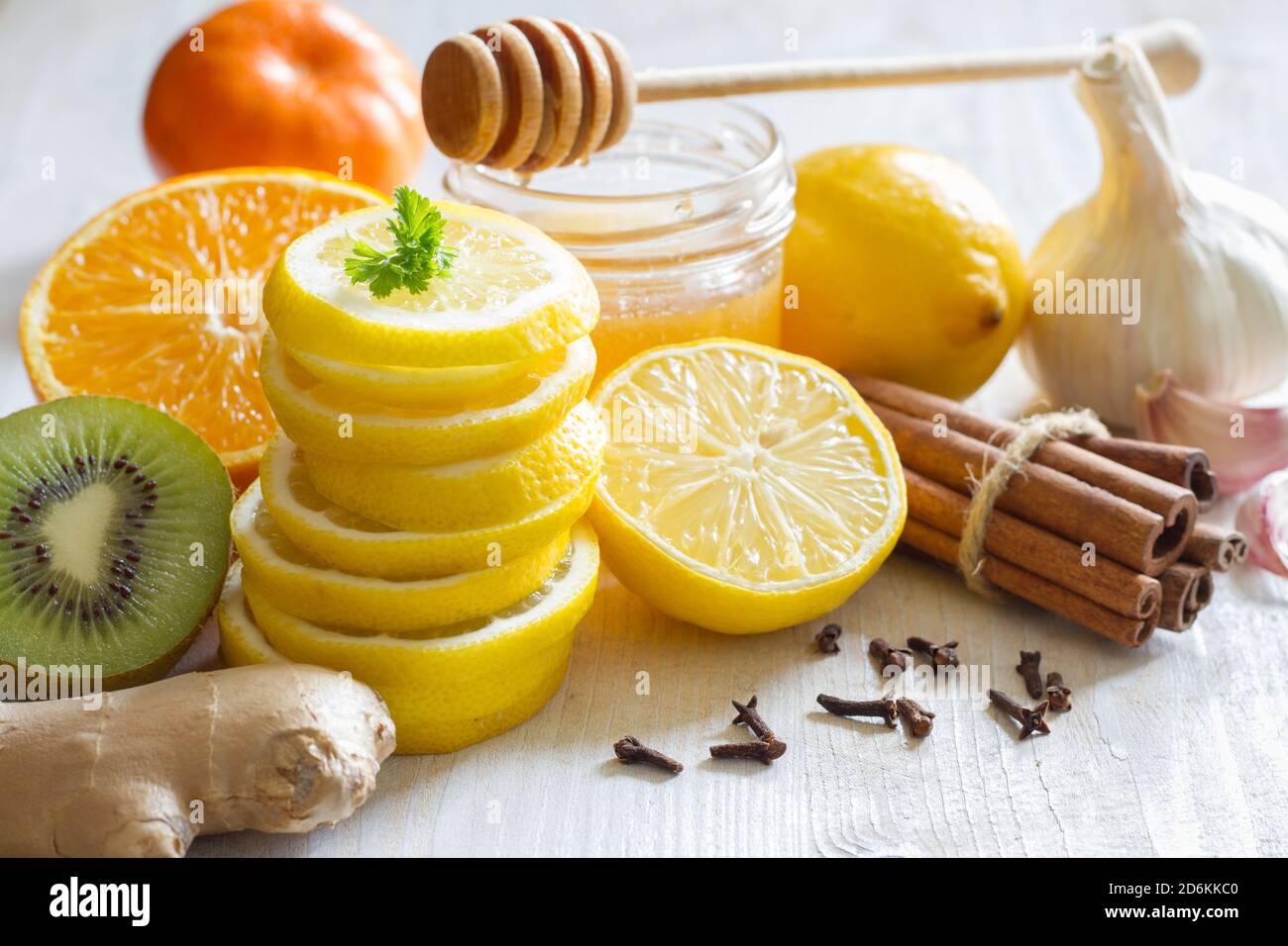 Agrumes, miel et ail comme remèdes maison pour le rhume et la grippe. Concept d'immunité Banque D'Images