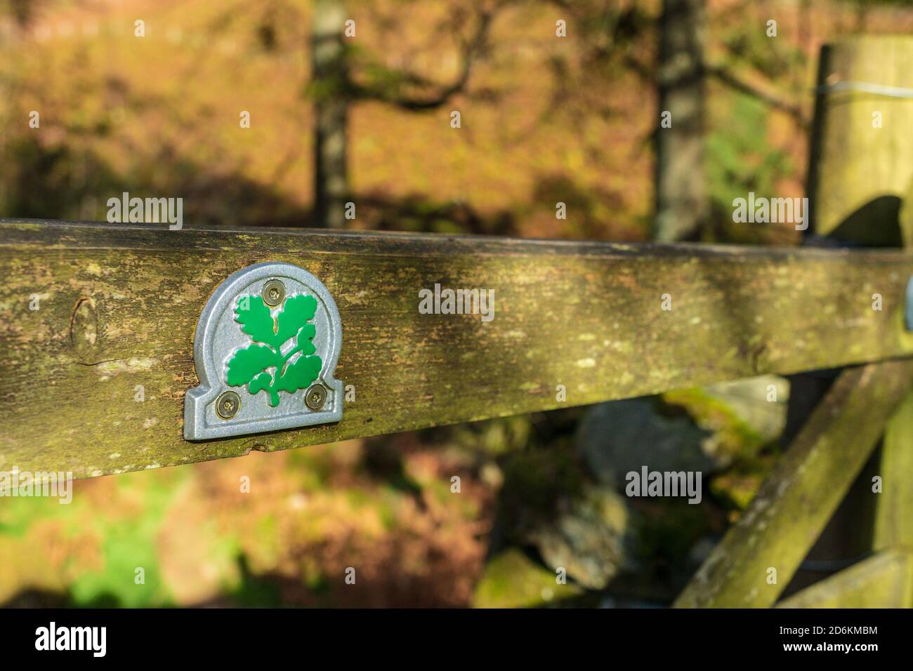 Panneau National Trust sur une porte rurale, parc national du district du lac Banque D'Images