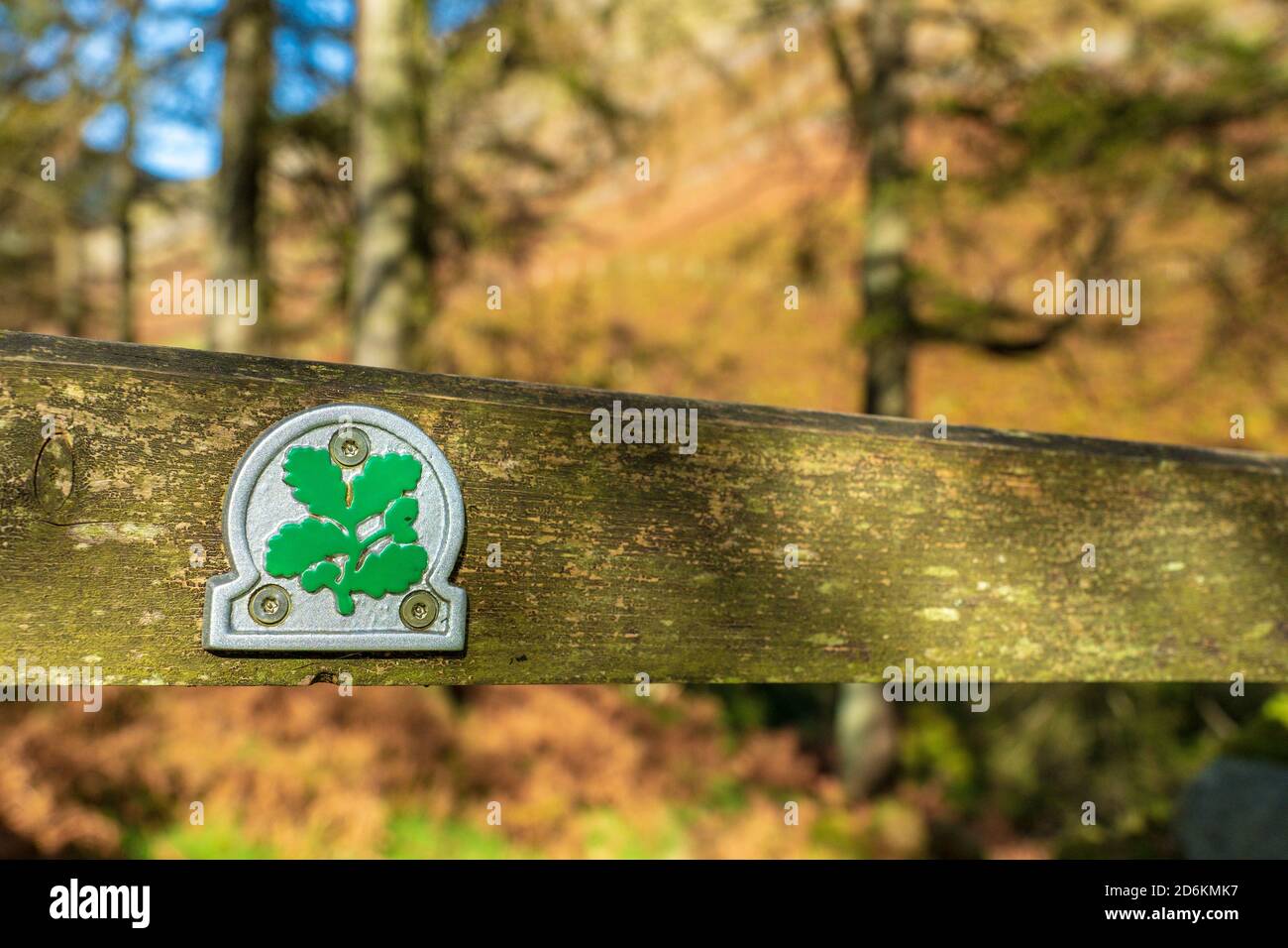 Panneau National Trust sur une porte rurale, parc national du district du lac Banque D'Images