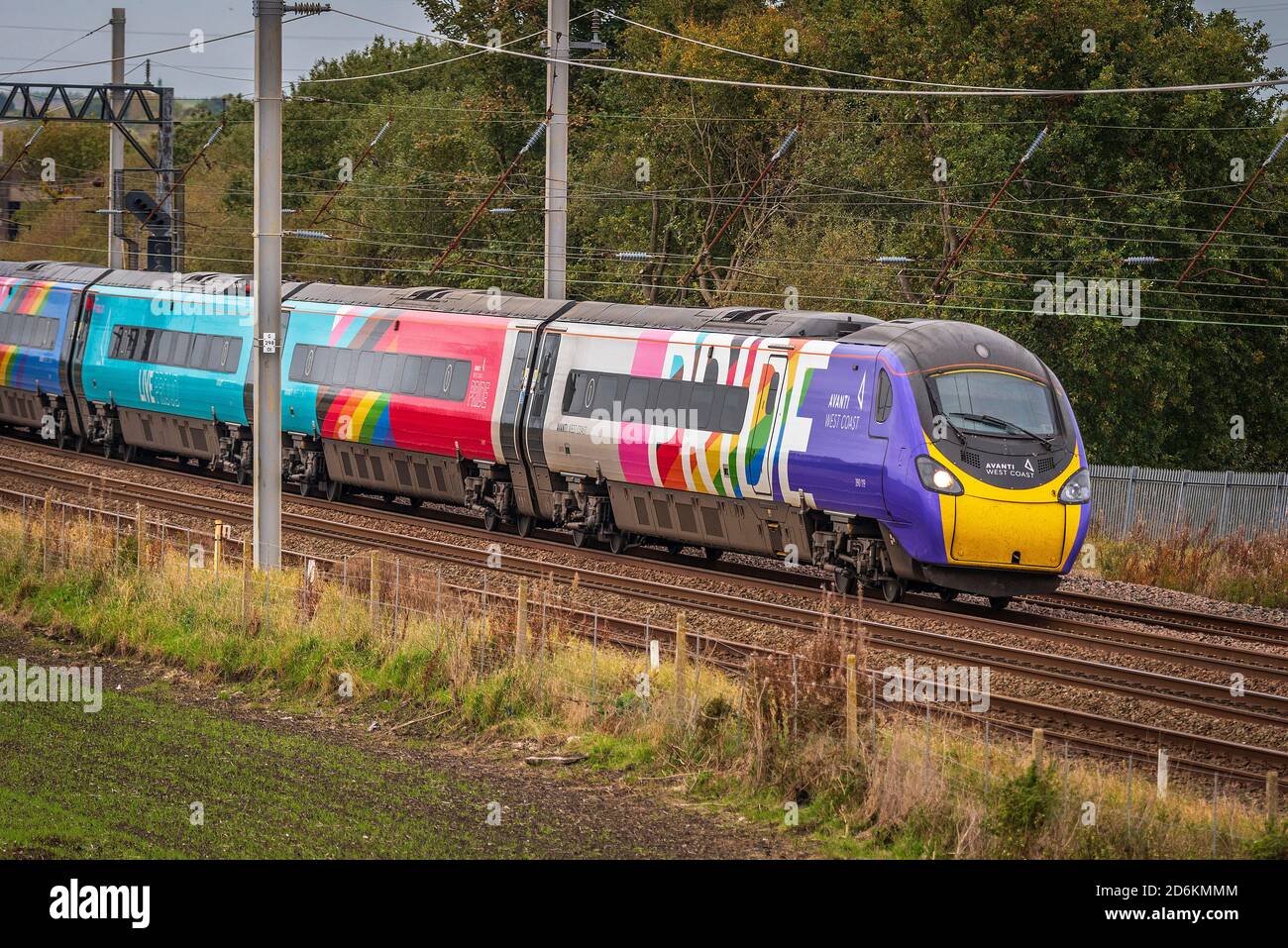 Avanti Pride Pendolino train sur la West Coast main Line. Train enveloppé multicolore. Banque D'Images