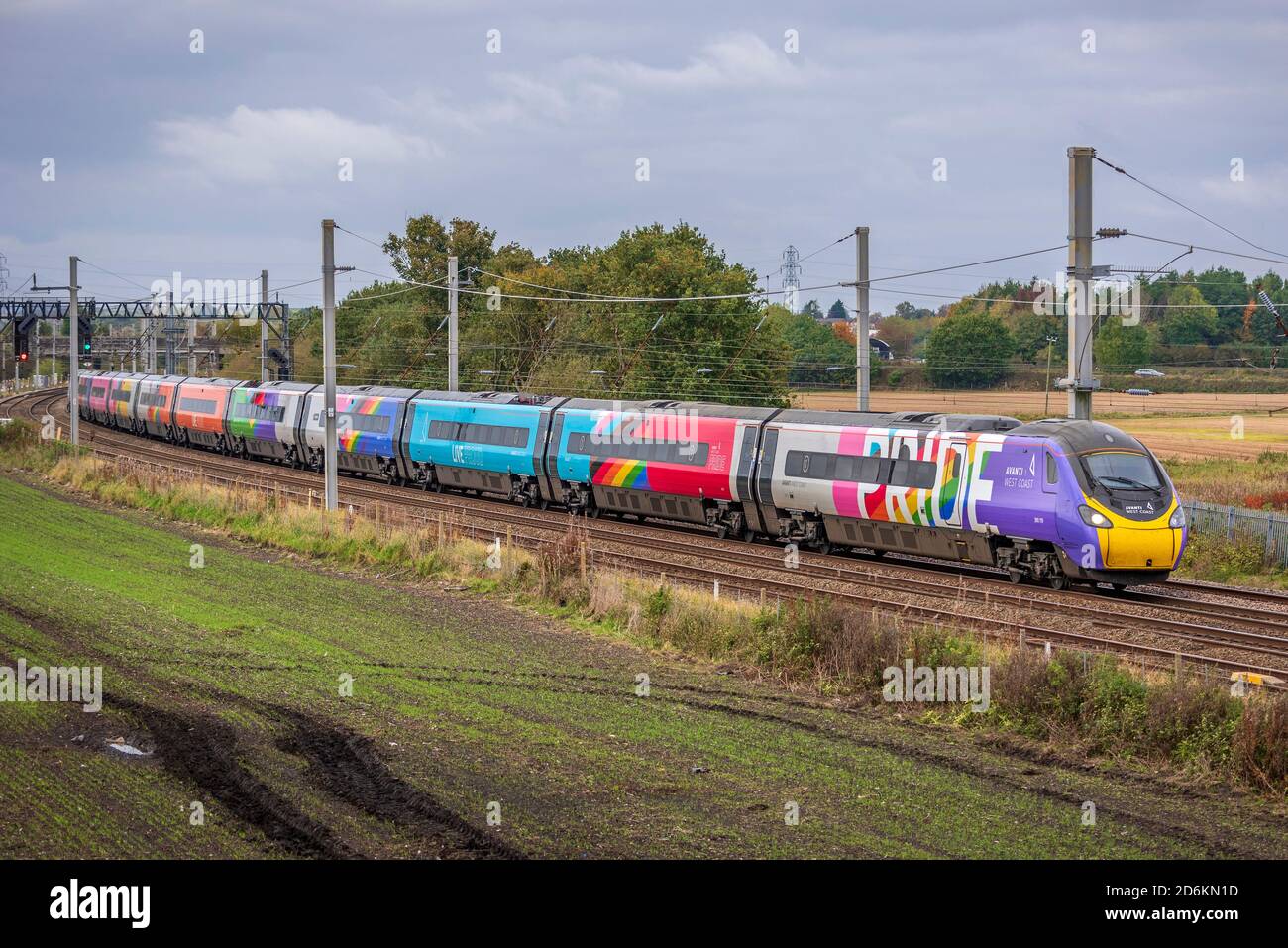 Avanti Pride Pendolino train sur la West Coast main Line. Train enveloppé multicolore. Banque D'Images