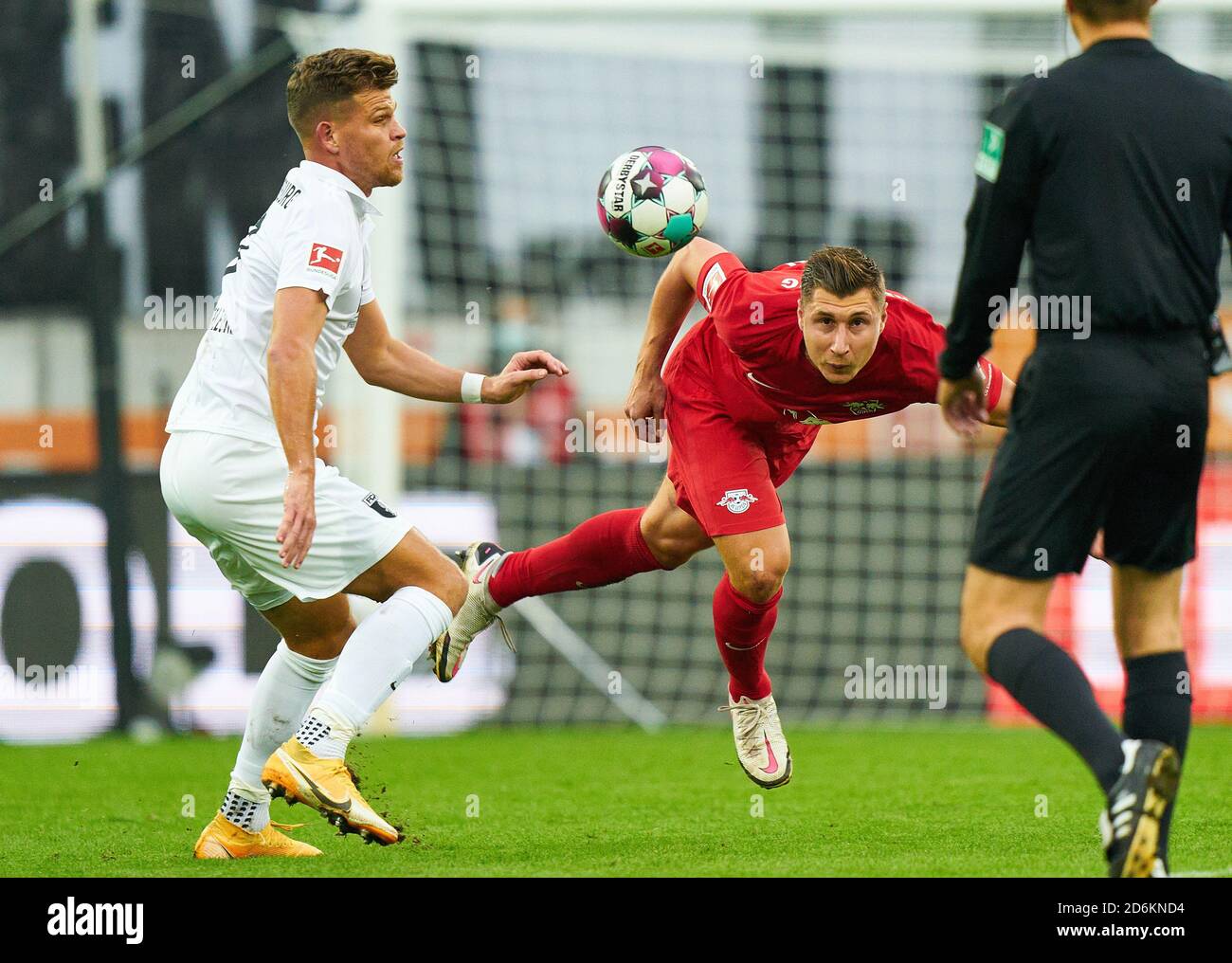 Willi ORBAN, RB Leipzig 4 compétition pour le ballon, lutte, duel, header, zweikampf, action, lutte contre Florian NIEDERLECHNER, FCA 7 FC AUGSBOURG - RB LEIPZIG 1.Ligue allemande de football, Augsbourg, 17 octobre 2020. Saison 2020/2021, jour du match 04, © Peter Schatz / Alay Live News - LE RÈGLEMENT DFL INTERDIT TOUTE UTILISATION DE PHOTOGRAPHIES comme SÉQUENCES D'IMAGES et/ou QUASI-VIDÉO - Banque D'Images