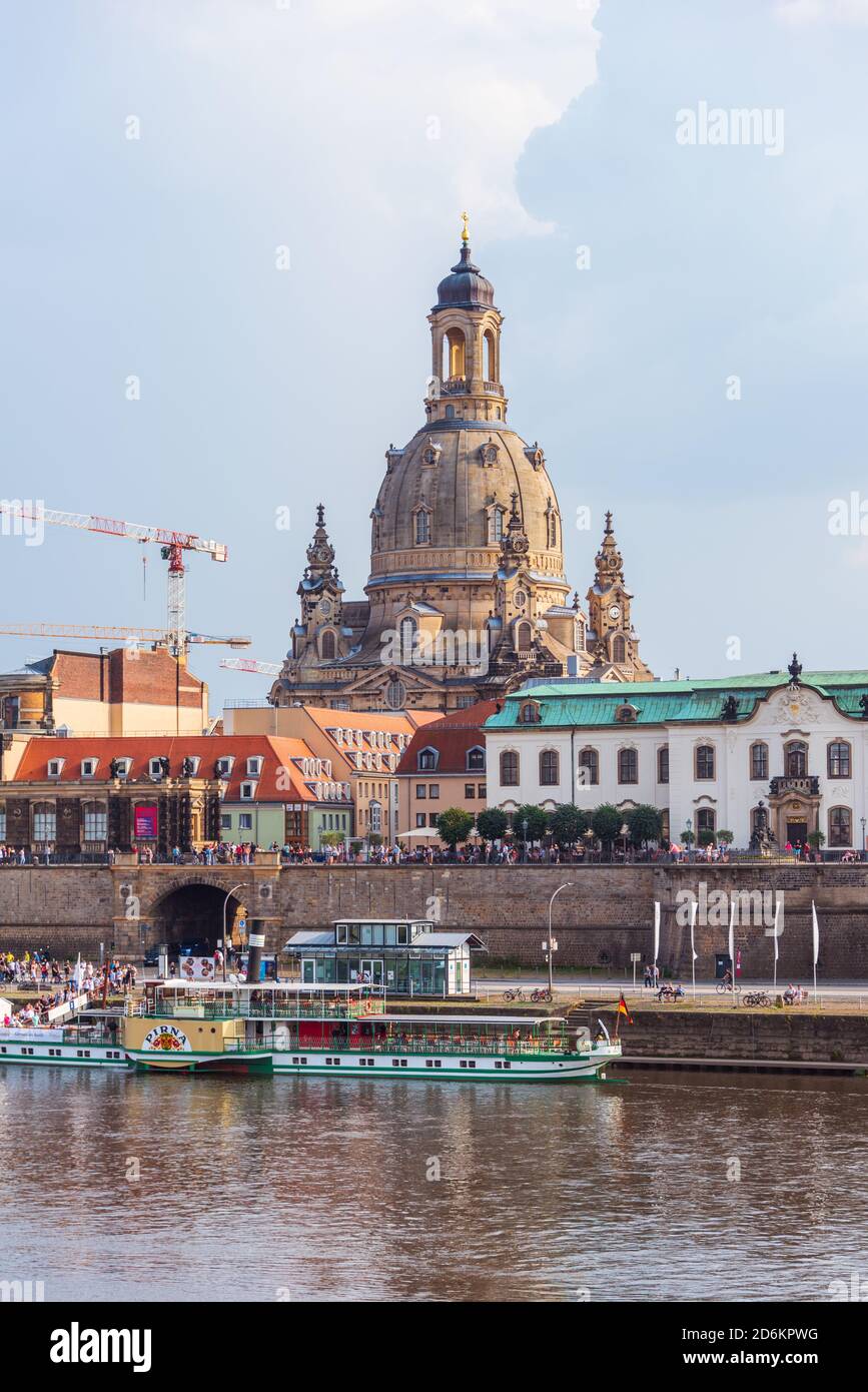 Le Sekundogenitur, Frauenkirche et la terrasse de Bruehl. Vue de la rive opposée de l'Elbe avec des personnes à pied. Dresde, Saxe, Allemagne. Banque D'Images