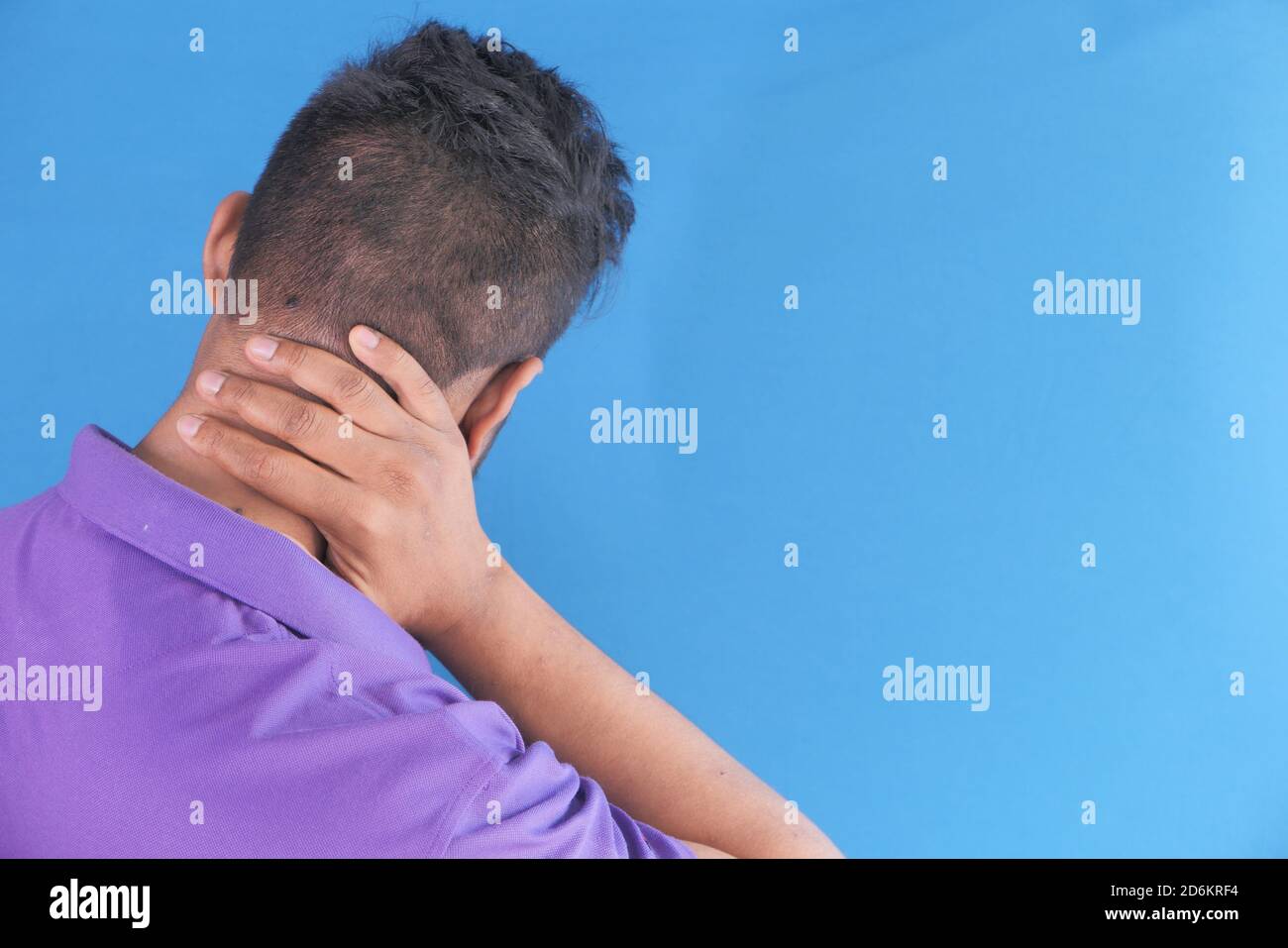 homme souffrant de douleurs au cou ou à l'épaule à la maison. Banque D'Images