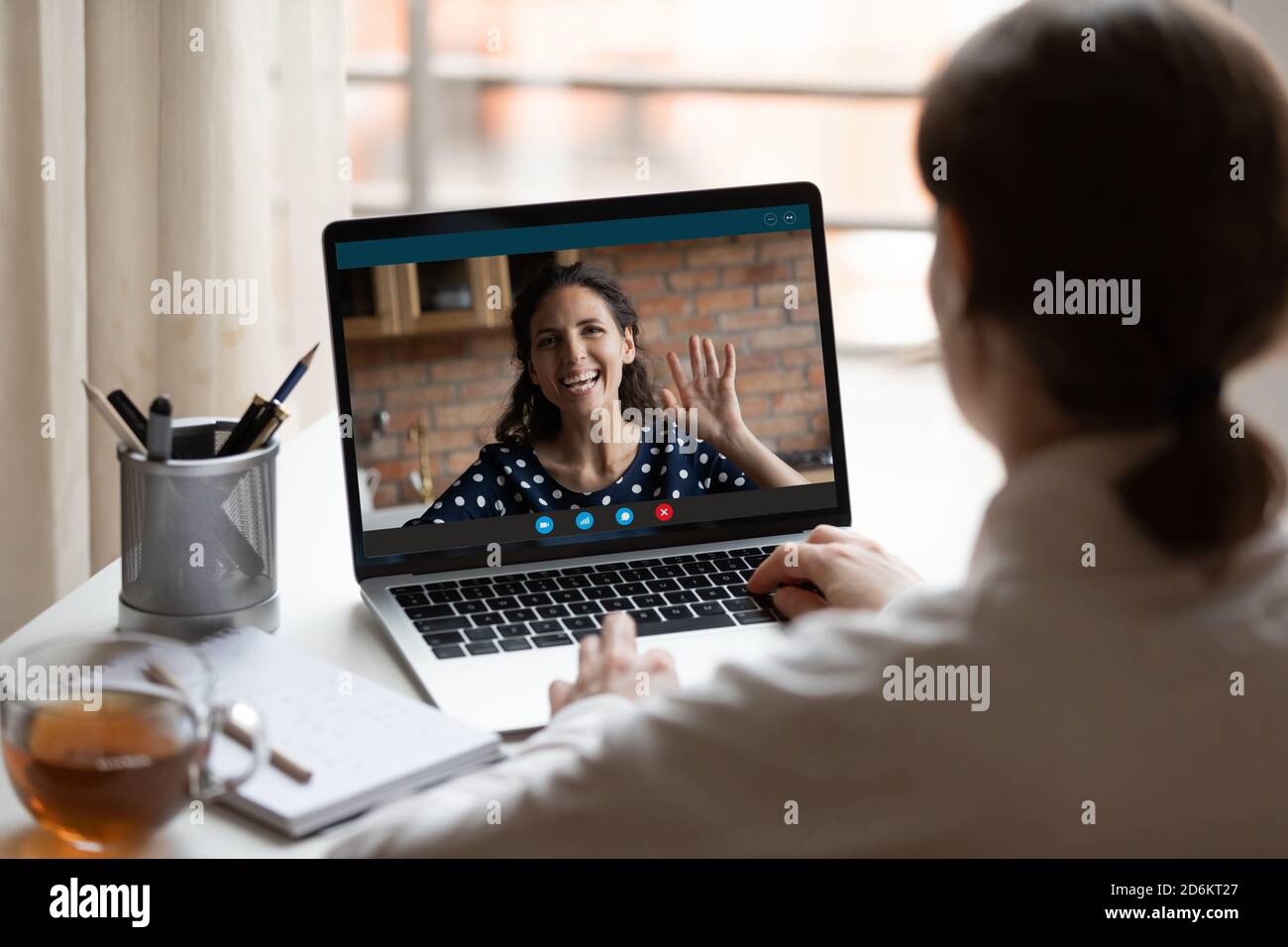 Vue arrière gros plan amis discutant en ligne, faisant des appels vidéo Banque D'Images