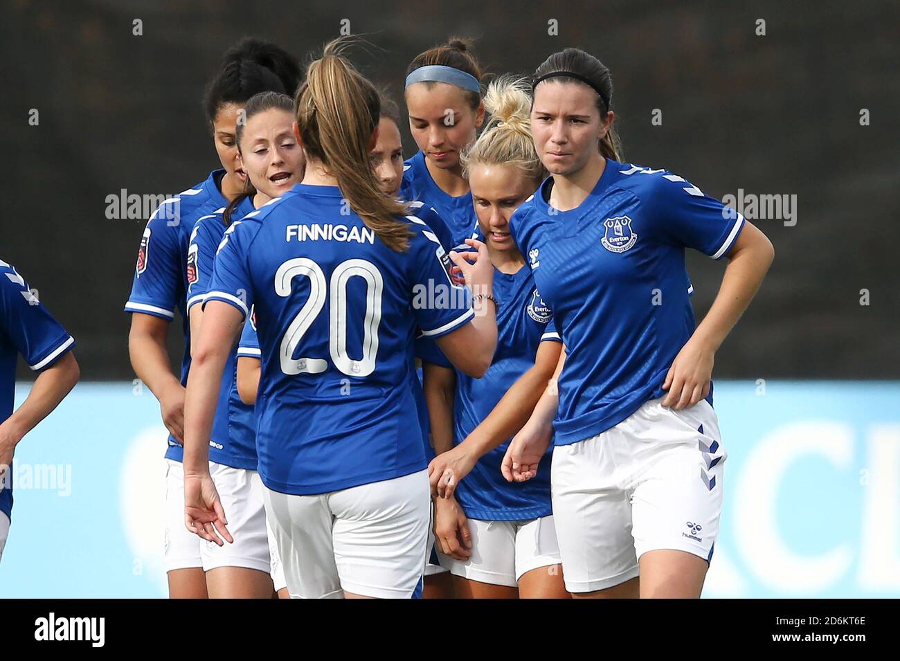 Liverpool, Royaume-Uni. 18 octobre 2020. Isobel Christiansen d'Everton (2e à partir de droite) célèbre avec ses coéquipiers après avoir marquant le premier but de ses équipes. Barclays Women's super League match, Everton Women contre Brighton & Hove Albion Women au Walton Hall Park à Liverpool le dimanche 18 octobre 2020. Cette image ne peut être utilisée qu'à des fins éditoriales. Utilisation éditoriale uniquement, licence requise pour une utilisation commerciale. Aucune utilisation dans les Paris, les jeux ou les publications d'un seul club/ligue/joueur.pic par Chris Stading/Andrew Orchard sports Photography/Alamy Live News crédit: Andrew Orchard sports Photography/Alamy Live News Banque D'Images