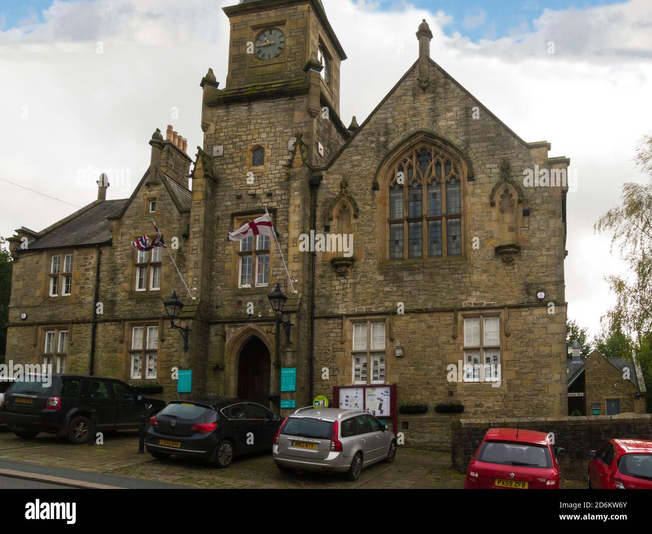 L'hôtel de ville d'Alston abrite les archives historiques du Centre d'information touristique Et la bibliothèque publique Cumbria Angleterre Royaume-Uni lieu pour de nombreux locaux événements sociaux Banque D'Images