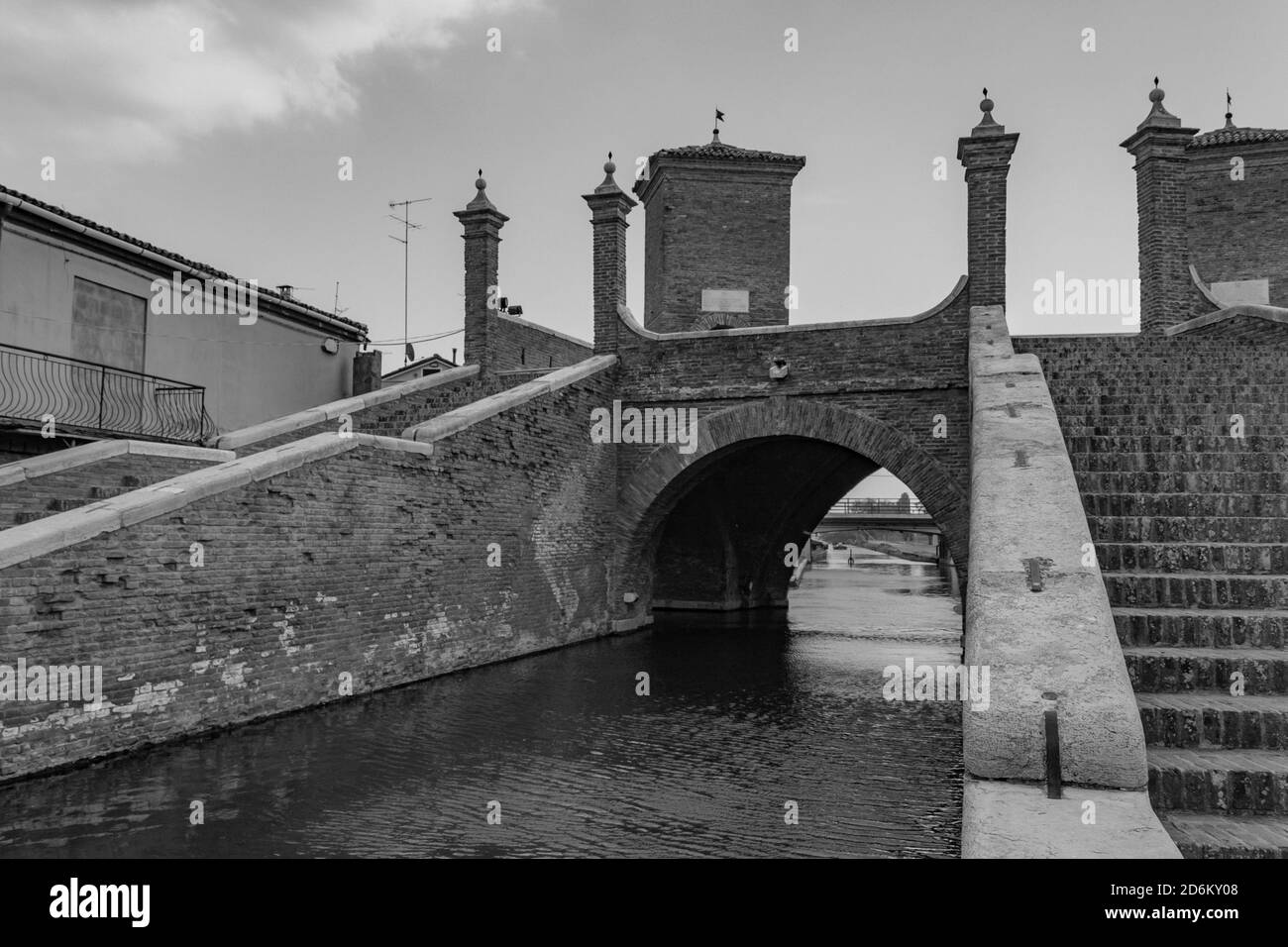 Vue sur un canal à Comacchio, Italie. Noir et blanc, espace de copie Banque D'Images