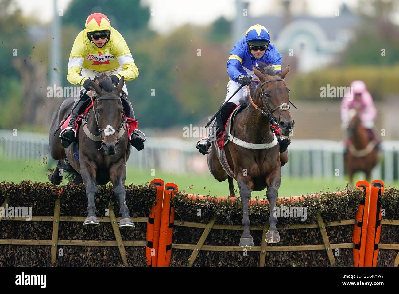 Mme Hyde, criblée par Nico de Boinville (à gauche), lance la dernière victoire aux novices du Racing TV à l'hippodrome de Kempton Park. Banque D'Images