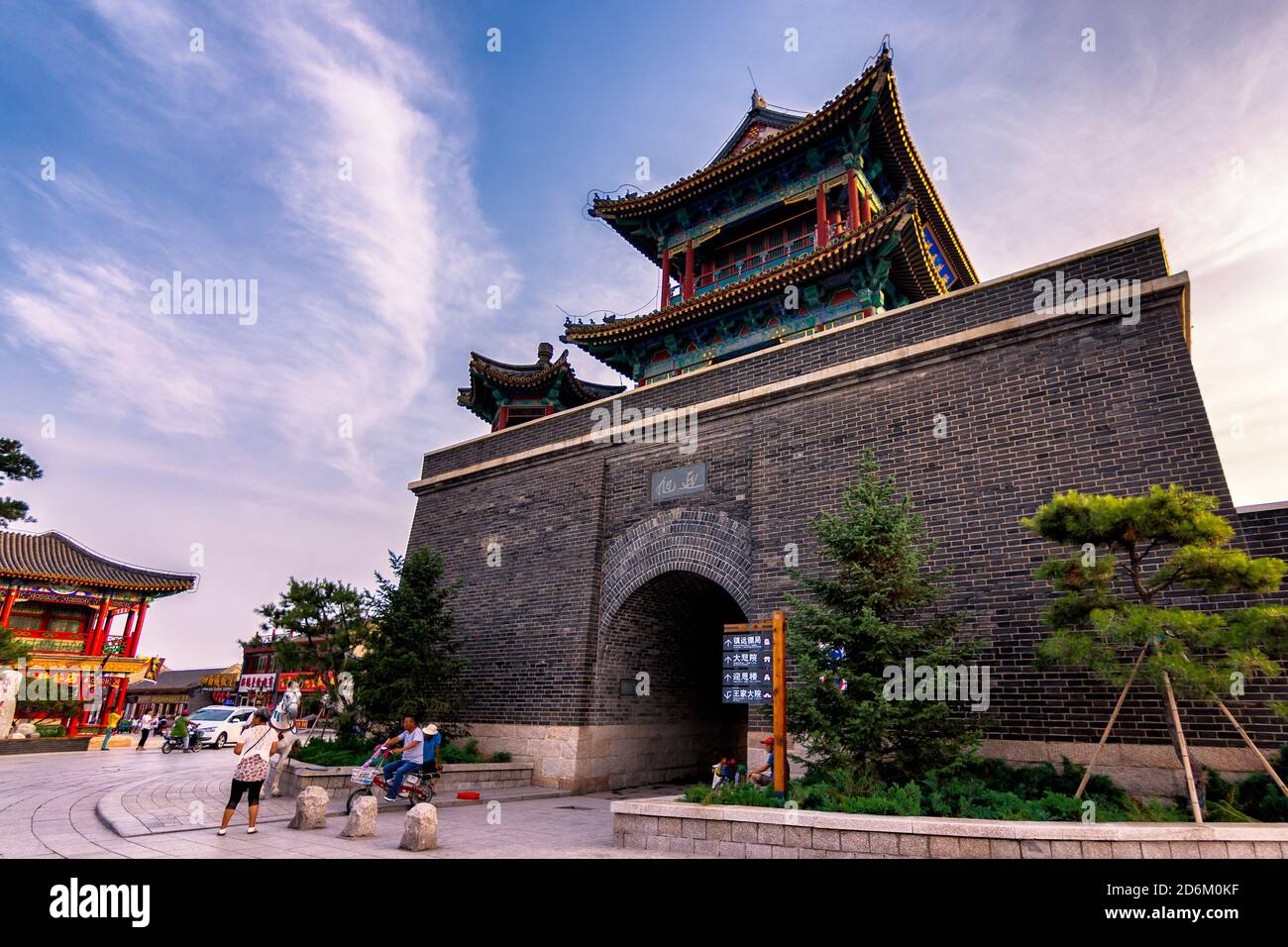 Qinhuangdao / Chine - 23 juillet 2016 : la tour de la cloche et du tambour à la Grande Muraille de Laolongtou, Shanhaiguan, le col de Shanhai Banque D'Images