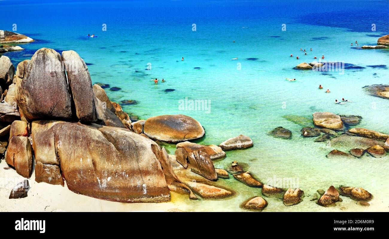 Belle plage rocheuse avec mer de celar en cristal sur l'île de Samui, Thaïlande Banque D'Images