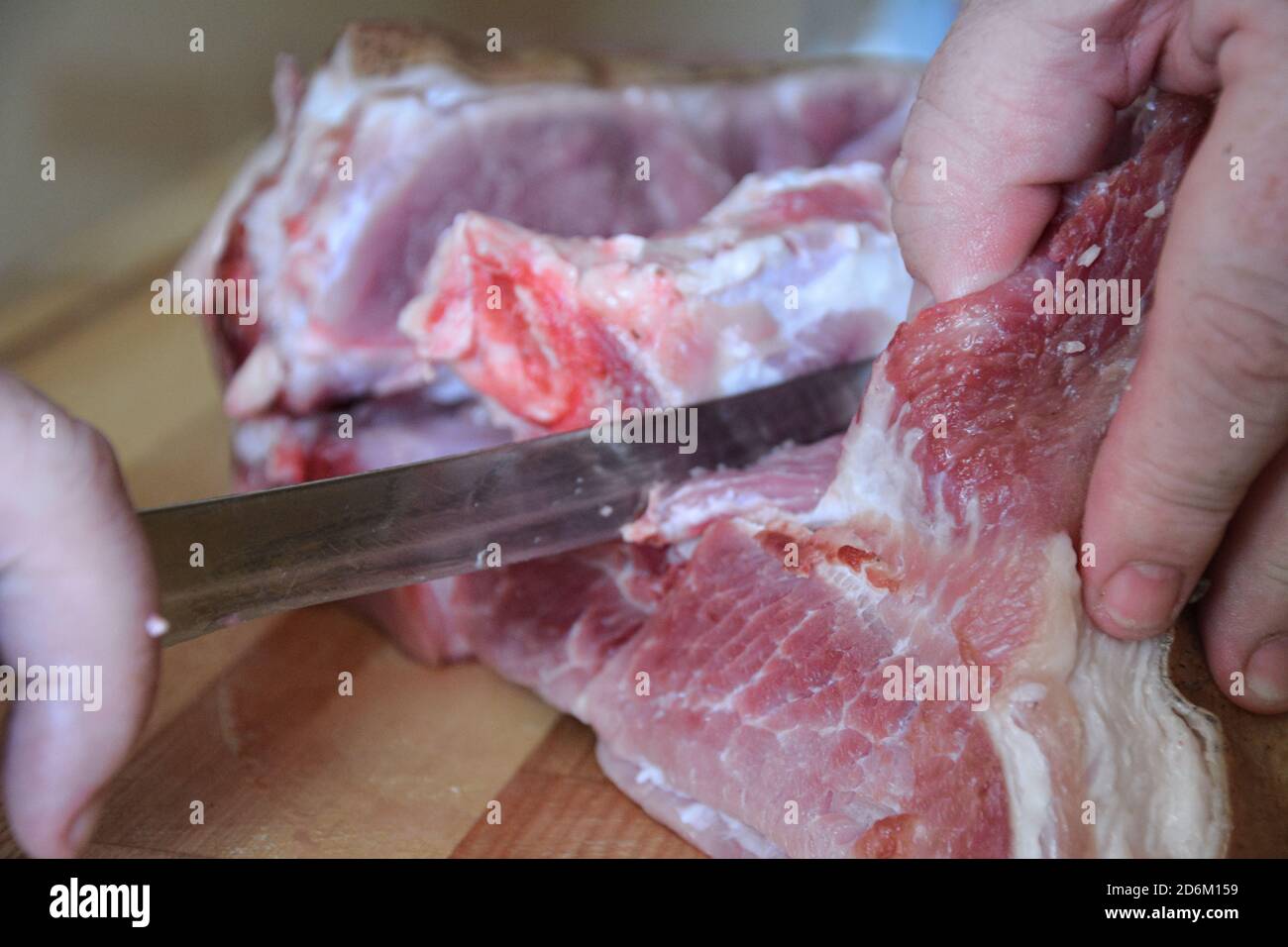 Boucher coupant de la viande. Découpe de viande de porc. Banque D'Images