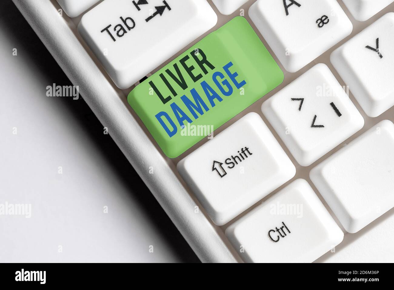 Note écrite montrant des lésions hépatiques. Concept d'affaires pour tout trouble de la cirrhose du foie ou de la cicatrisation du foie touche de clavier colorée avec accesso Banque D'Images