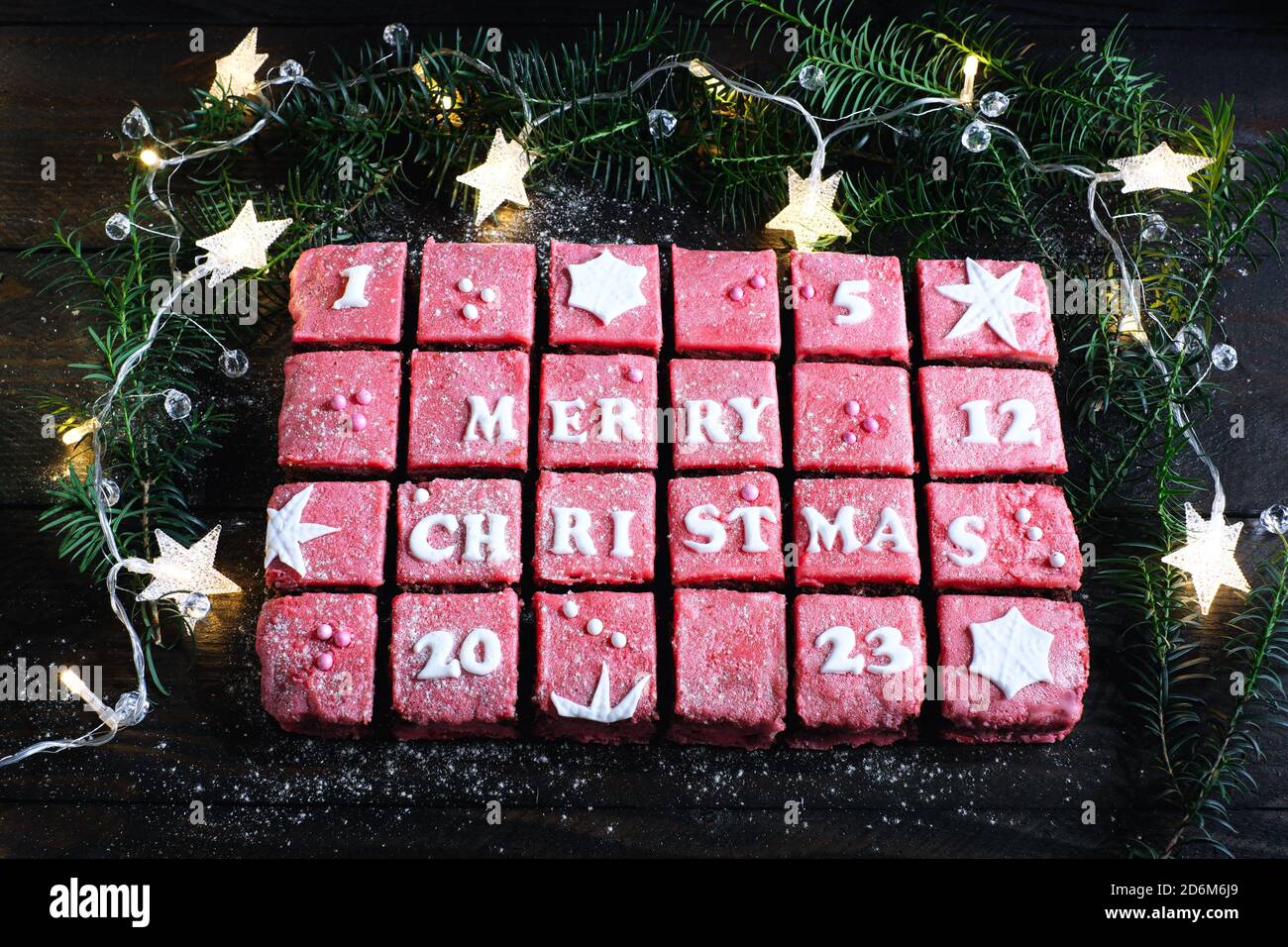 Calendrier De L Avent Avec Gateau Au Miel Avec Table En Bois Brun Verge De Couleur Petrole Magnifiquement Arrange Numerote Plat De Noel Photo Stock Alamy