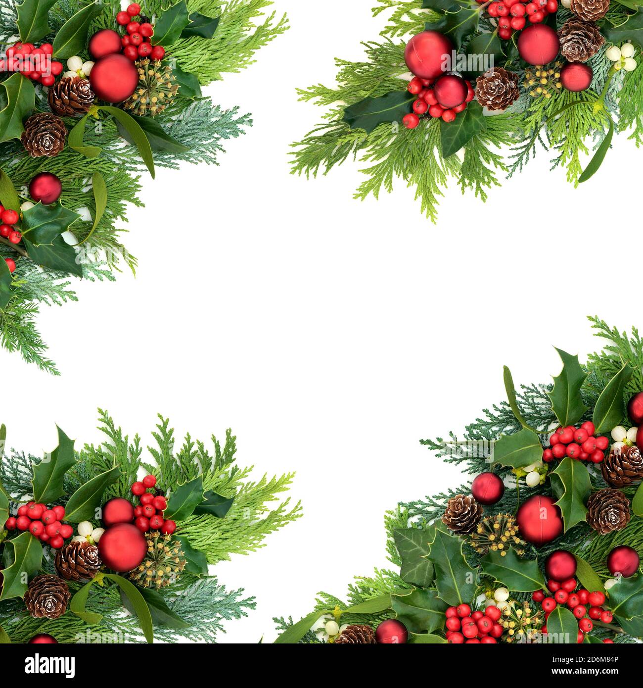 Bordure abstraite de Noël pour la période des fêtes avec des décorations de boules rouges et de la verdure hivernale de houx, de lierre, de GUI, de cyprès de cèdre et de cônes de pin. Banque D'Images
