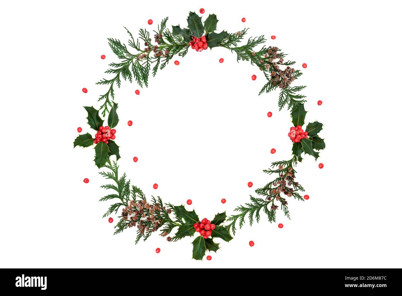 Couronne de feuilles de cyprès de houx et de cèdre avec baies rouges en vrac sur fond blanc. Composition minimale pour les thèmes hiver, Noël et nouvel an. Banque D'Images