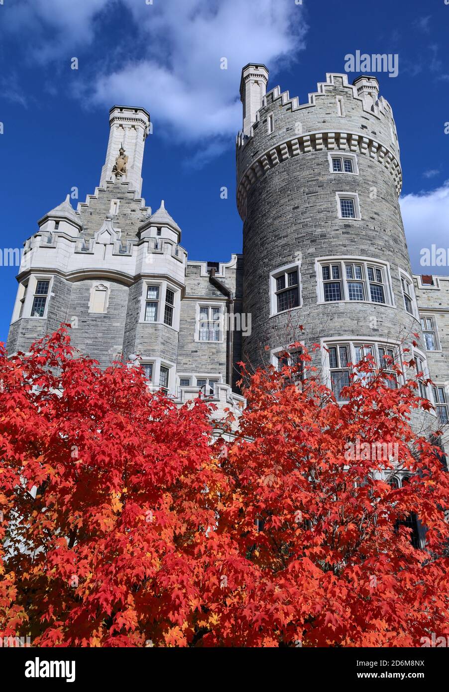 Toronto, Canada - le 16 octobre 2020 : château Casa Loma à Toronto aux couleurs de l'automne Banque D'Images