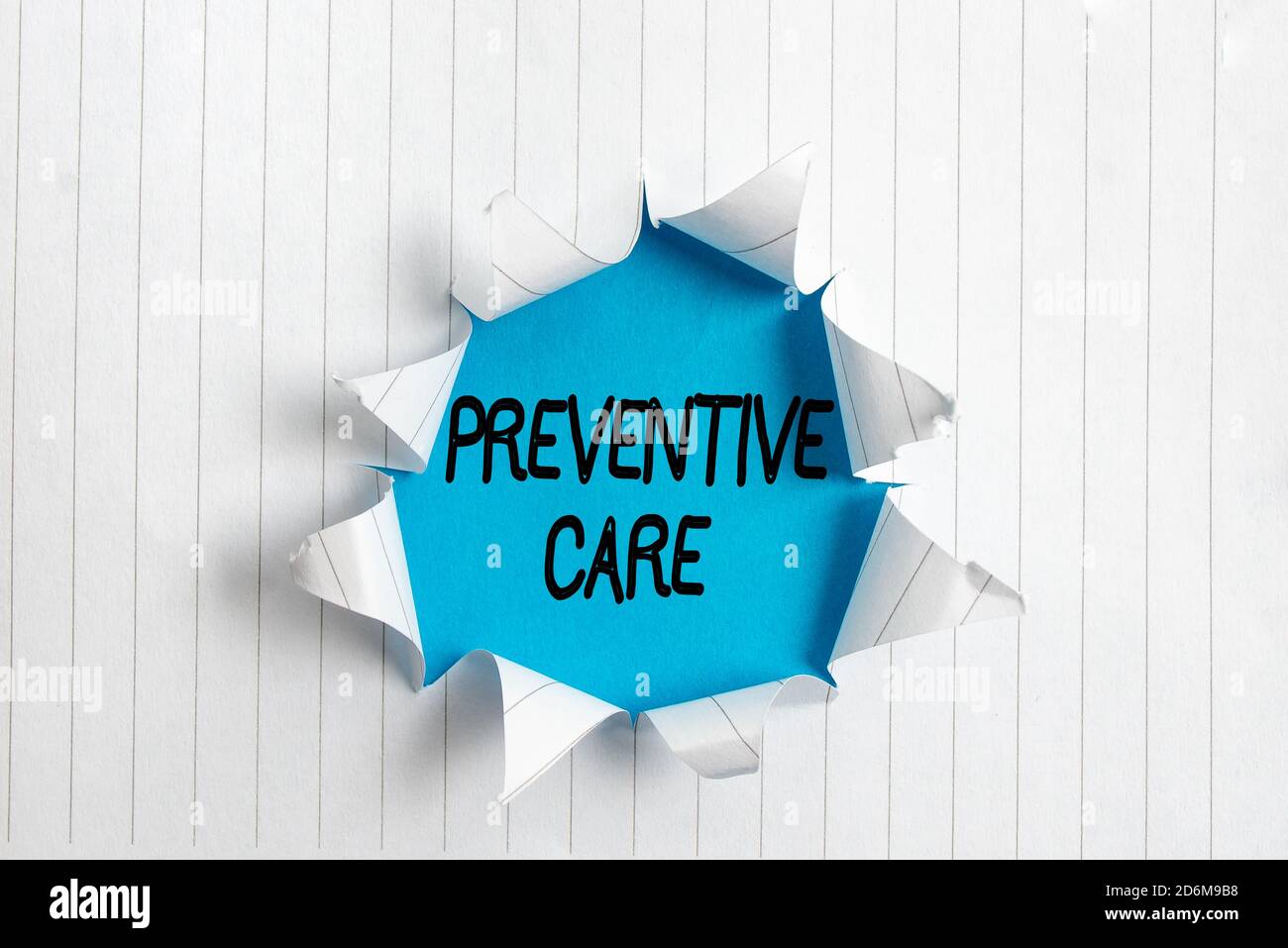 Note écrite indiquant l'entretien préventif. Concept d'affaires pour les soins que vous recevez pour prévenir des maladies ou des maladies enroulées déchirées carton déchiré au-dessus d'un Banque D'Images