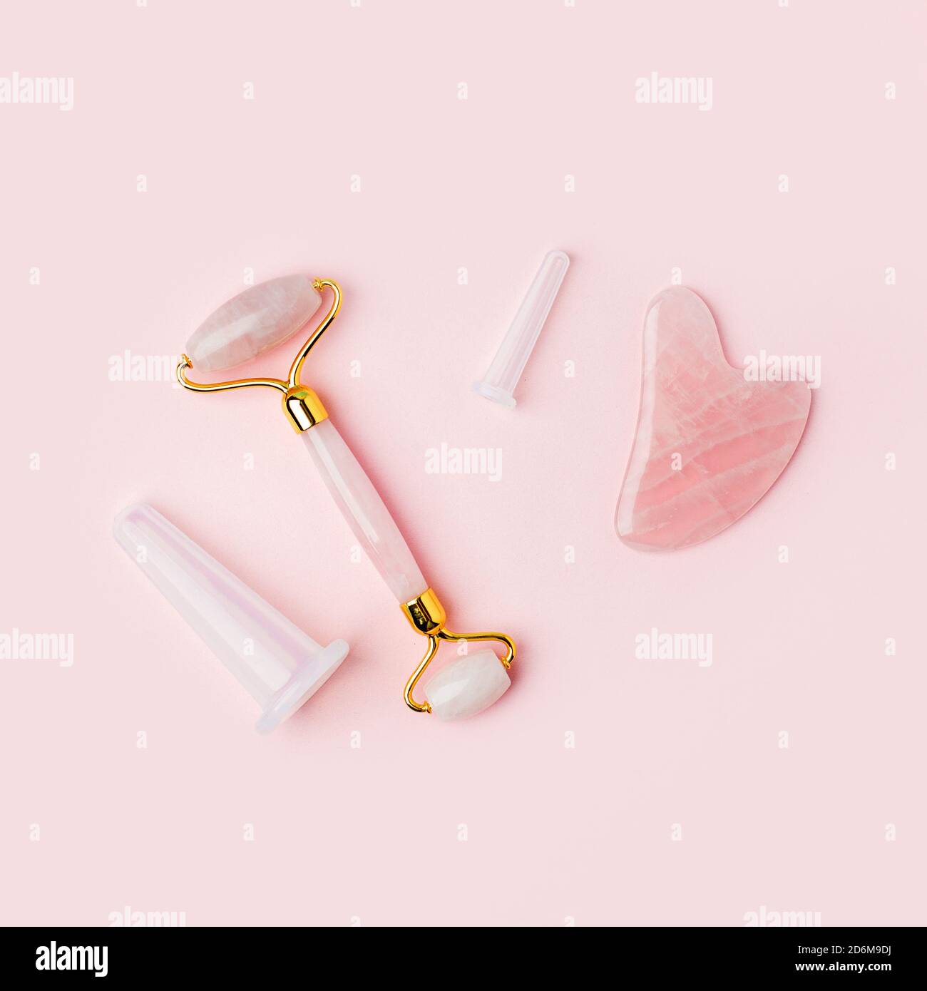 Rouleau de quartz de massage, pierre, outils pour le visage de la néphrite naturelle rose. Concept de massage et de relaxation du visage pour les soins de la peau. Outils de massage Gua Sha. Un Banque D'Images