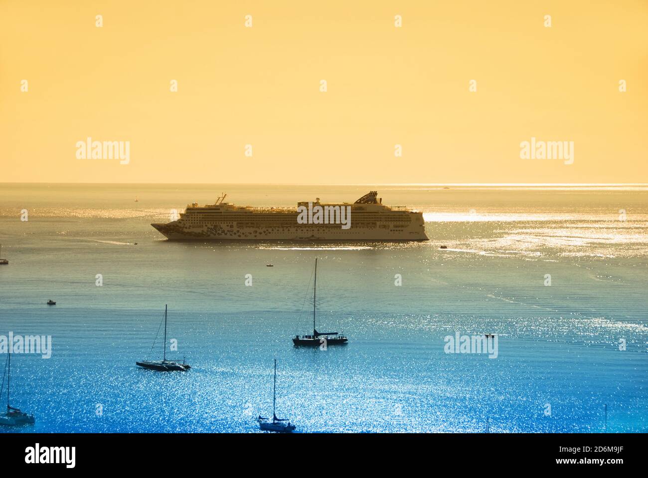 Géant le plus grand navire jamais de longueur. Les plus grands et les plus longs navires. Banque D'Images