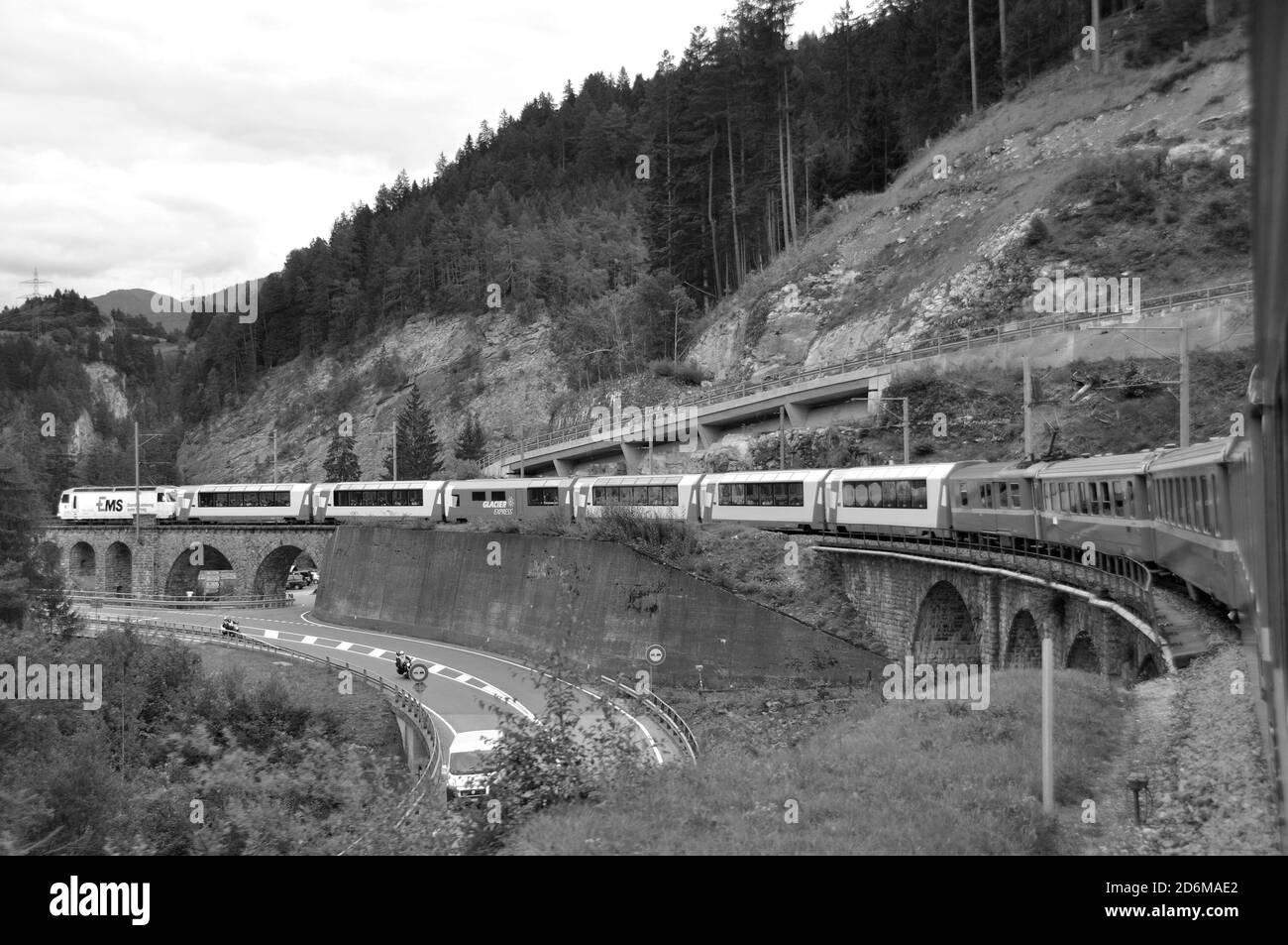 Le Glacier Express train est conduite à travers les Alpes suisses et par l'UNESCO World Heritage de Zermatt à Saint-moritz Banque D'Images