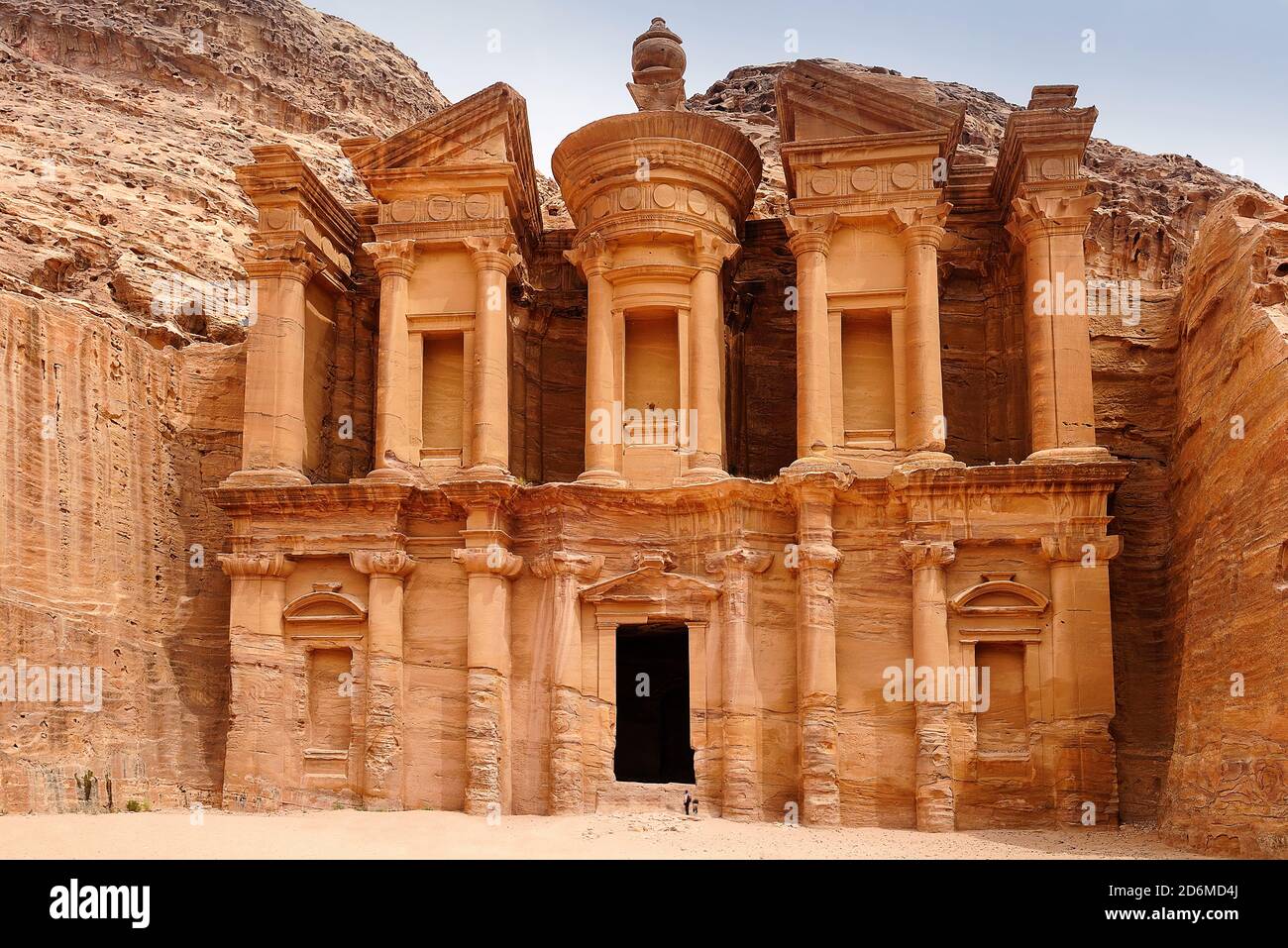 El Deir - le monastère de Petra, en Jordanie, avec une personne debout devant. Banque D'Images