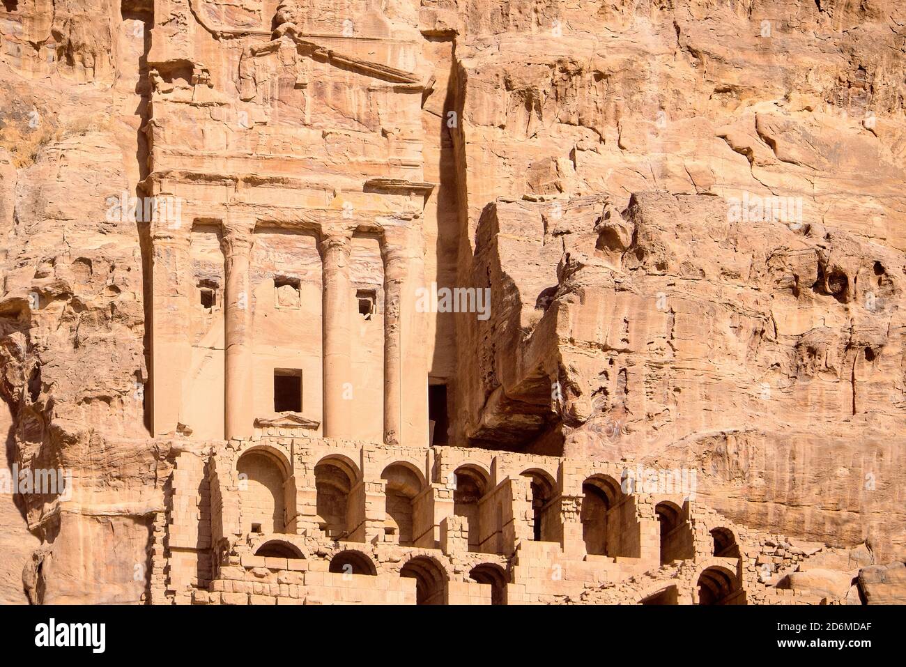 Vue sur le tombeau royal de l'Urn dans la ville antique de Petra dans Jordanie Banque D'Images