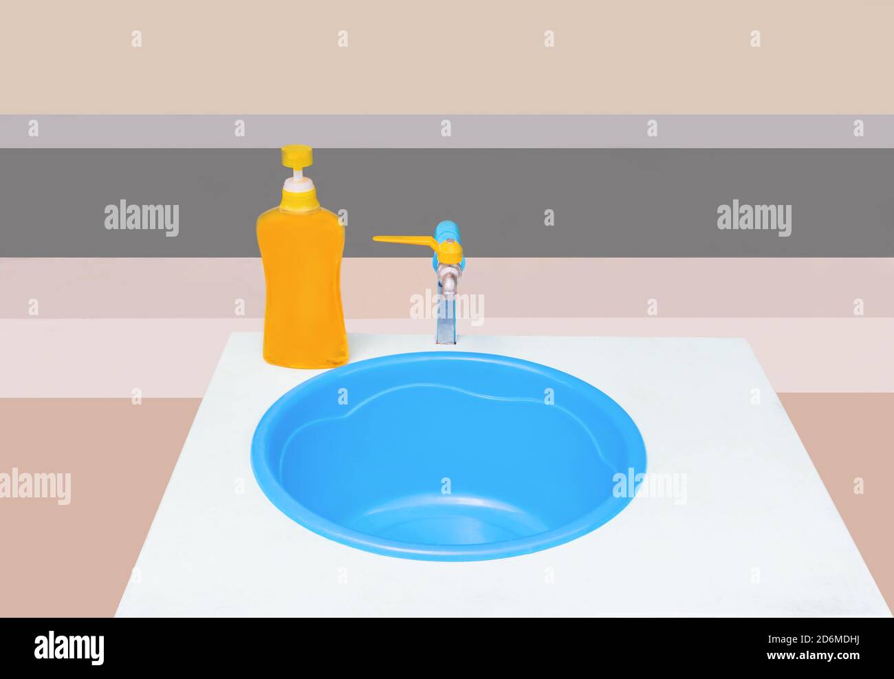 lavabo bleu, lavage en plastique et savon à la main sur le motif de fond Couleur de la prévention du coronavirus de la maladie (COVID-19) Banque D'Images