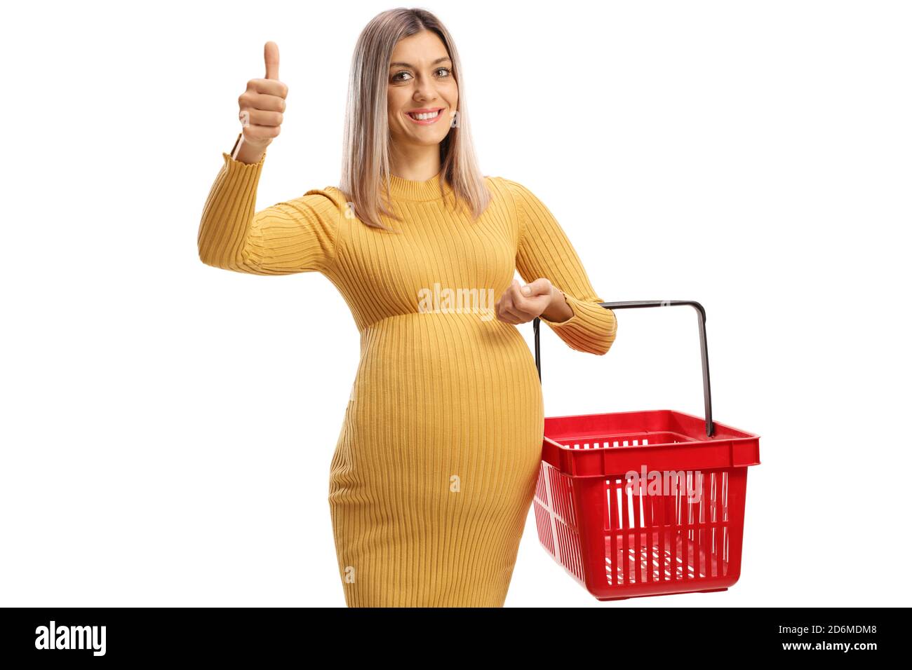 Femme enceinte souriante tenant un panier et montrant les pouces isolé sur fond blanc Banque D'Images