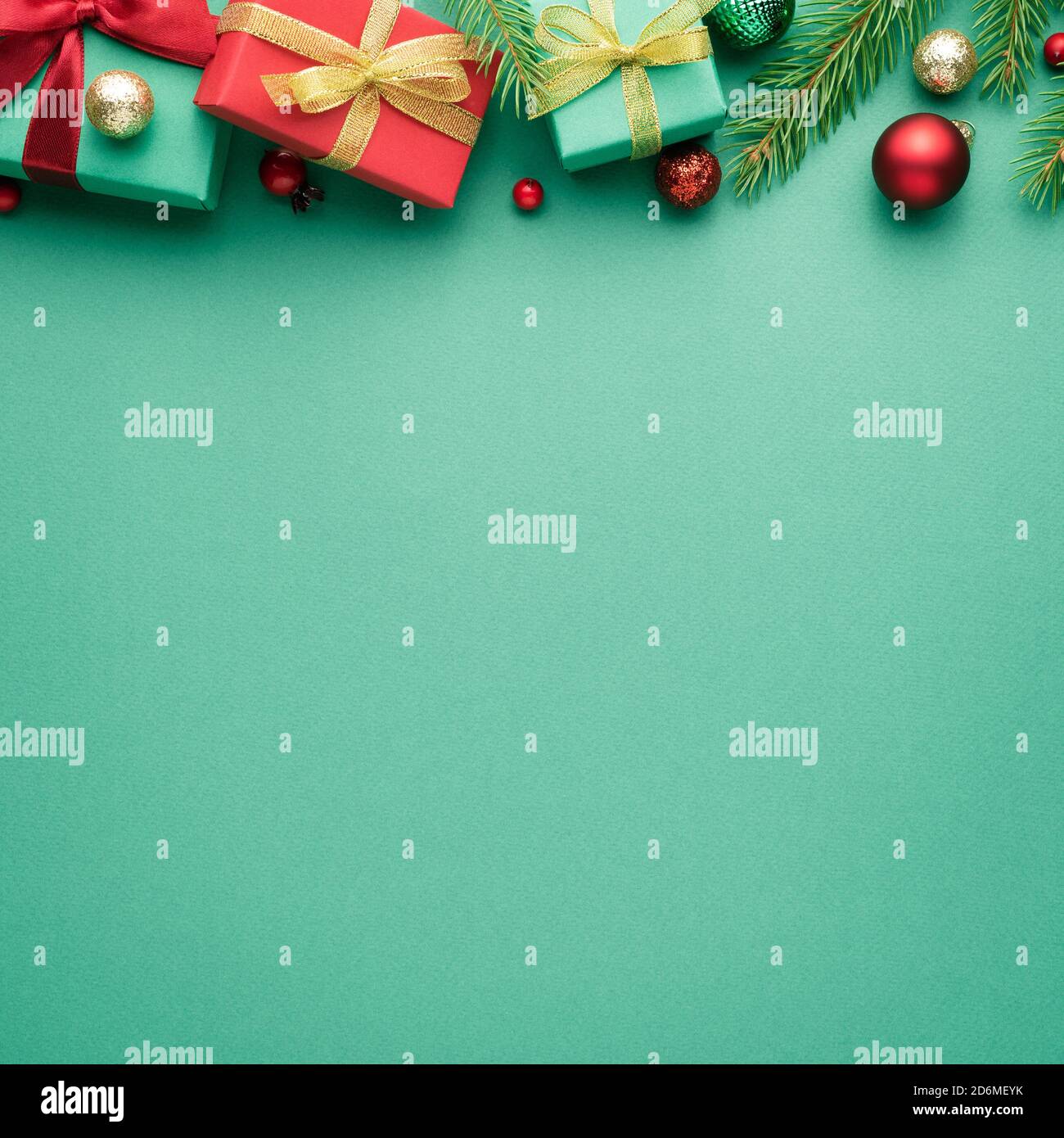 Carte carrée de joyeux Noël et de bonne année avec décorations en sapin sur fond turquoise. Vide pour le texte publicitaire avec espace de copie. Vue de dessus, Fla Banque D'Images