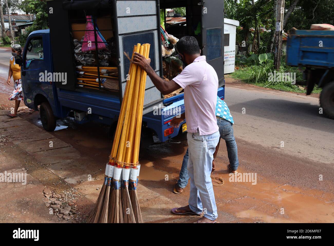 Un paquet de balais faits à la main qui sont fabriqués par des bâtons de noix de coco. Ce sont les plus célèbres balais de nettoyage extérieur livrant magasin par magasin. Banque D'Images