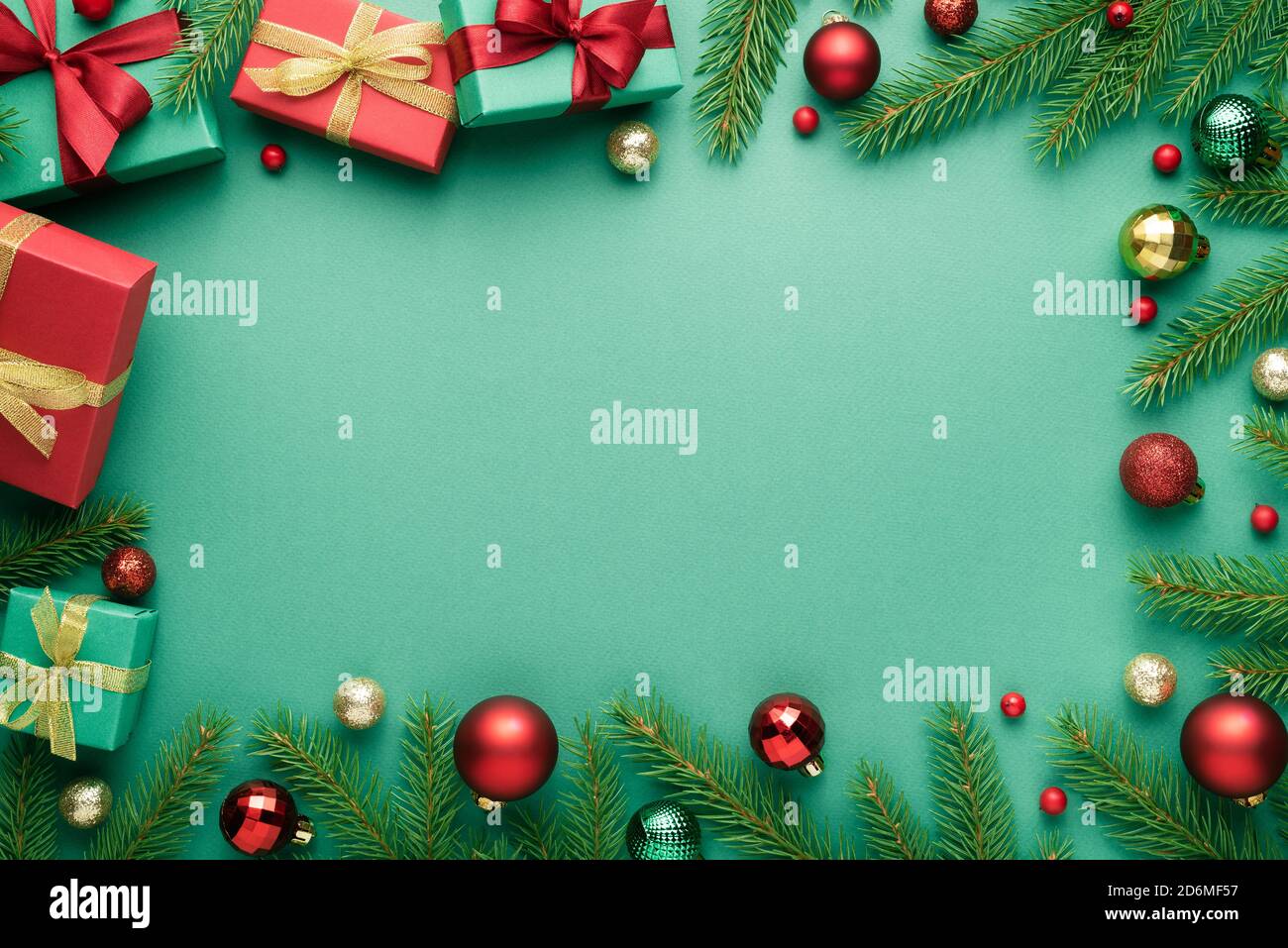 Cadre joyeux Noël et joyeux nouvel an sur fond turquoise. Vue de dessus, plan d'affichage avec espace de copie pour le texte Banque D'Images