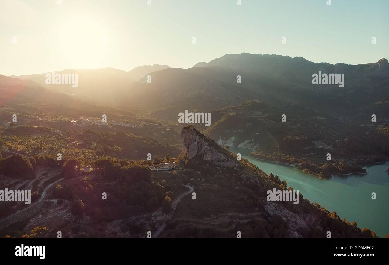 Photographie aérienne Guadalest réservoir eau turquoise et montagnes entourées pendant la matinée ensoleillée. Ville Valencienne. Espagne Banque D'Images