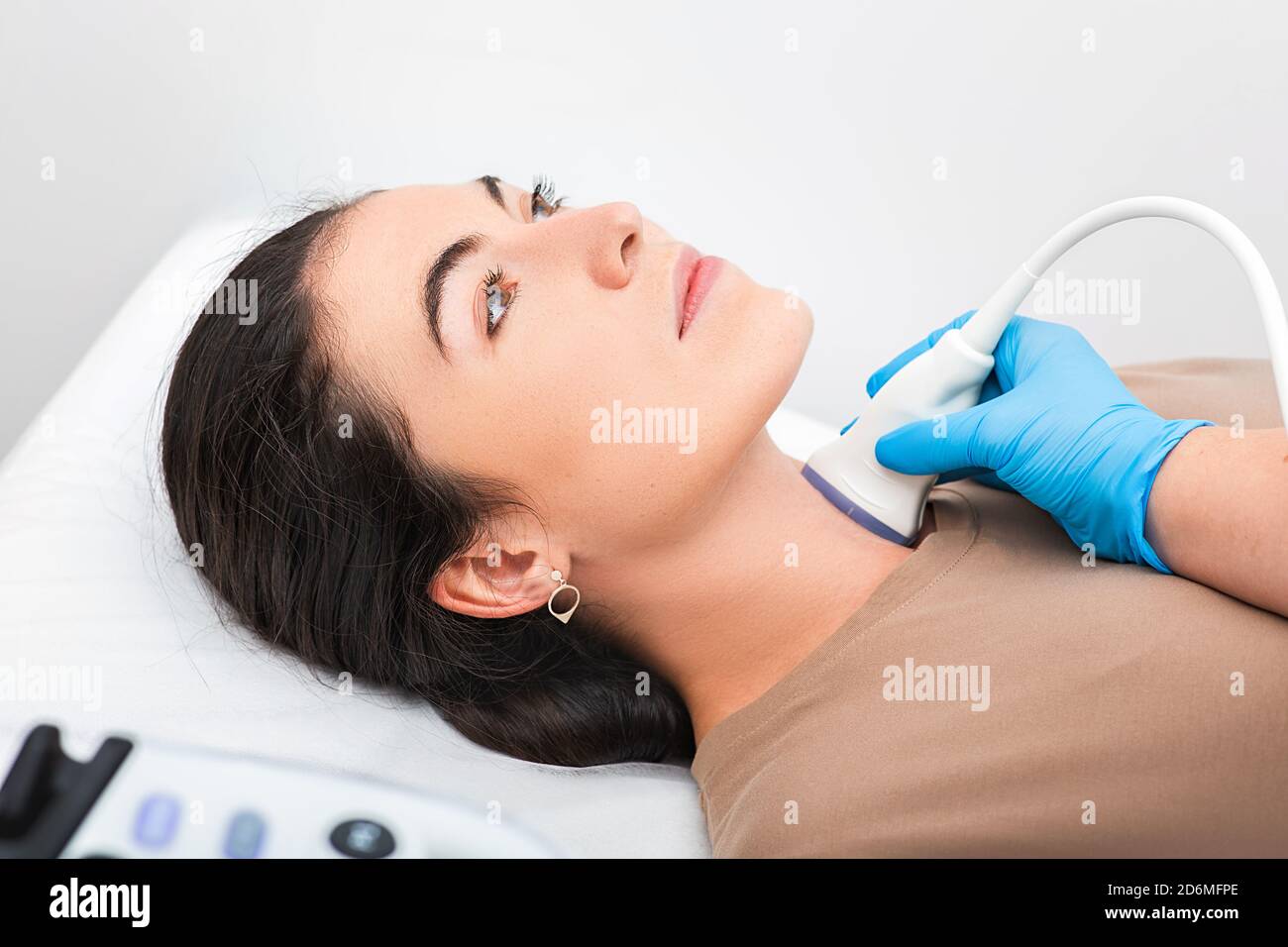 La patiente reçoit un diagnostic thyroïdien. Traitement de la thyrotoxicose et de l'hypothyroïdie. Diagnostic échographique du système endocrinien et de la thyroïde Banque D'Images