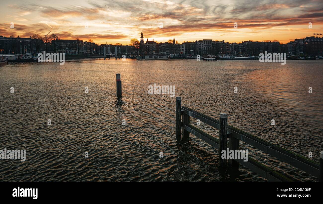 Amsterdam, pays-Bas, le 6 janvier 2020 : les maisons typiques de canal et les bateaux amarrés le long du canal Oosterdok dans la vieille ville d'Amsterdam Banque D'Images