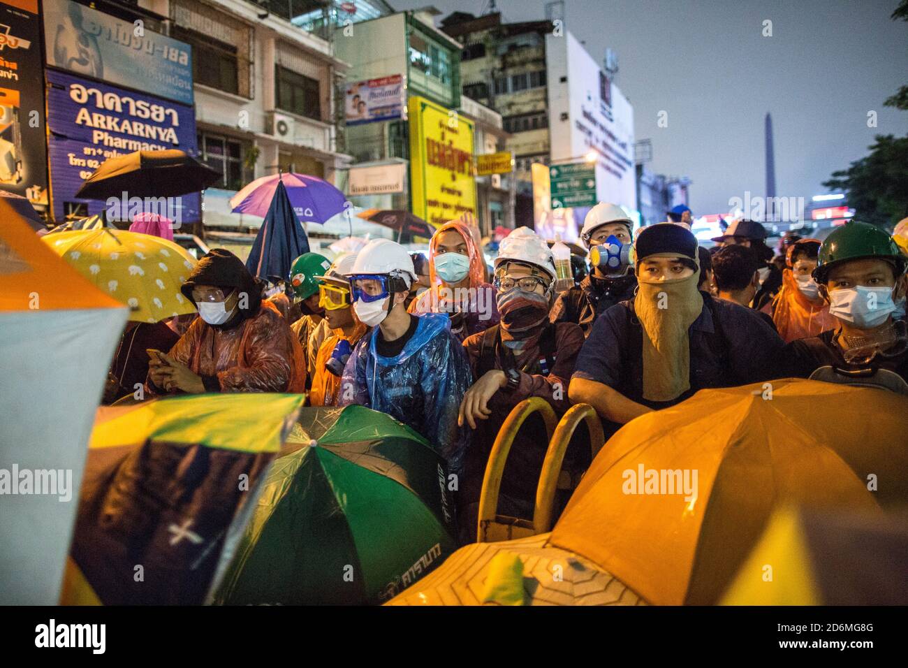 Bangkok, Thaïlande. 18 octobre 2020. Les manifestants pro-démocratie se sont vus protéger avec des parasols en cas de répression de la police lors d'une manifestation anti-gouvernementale dans la capitale thaïlandaise. Des milliers de manifestants pro-démocratie ont envahi les rues du monument de la victoire en demandant la démission du Premier ministre thaïlandais et la réforme de la monarchie pour le quatrième jour après un «état d'urgence sévère» déclaré par le Premier ministre Prayut Chan-o-cha. Crédit : SOPA Images Limited/Alamy Live News Banque D'Images