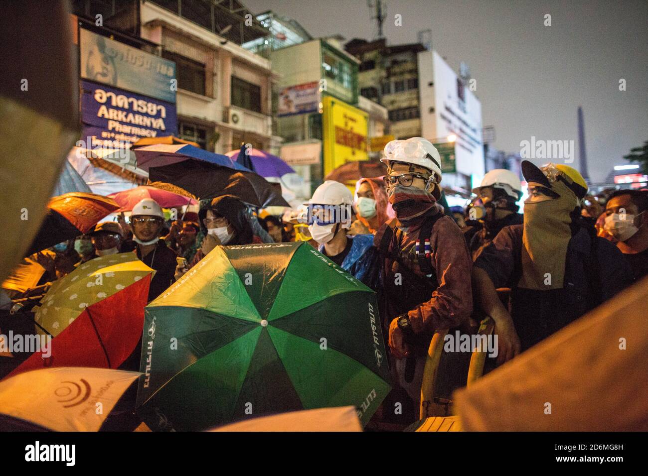 Bangkok, Thaïlande. 18 octobre 2020. Les manifestants pro-démocratie se sont vus protéger avec des parasols en cas de répression de la police lors d'une manifestation anti-gouvernementale dans la capitale thaïlandaise. Des milliers de manifestants pro-démocratie ont envahi les rues du monument de la victoire en demandant la démission du Premier ministre thaïlandais et la réforme de la monarchie pour le quatrième jour après un «état d'urgence sévère» déclaré par le Premier ministre Prayut Chan-o-cha. Crédit : SOPA Images Limited/Alamy Live News Banque D'Images