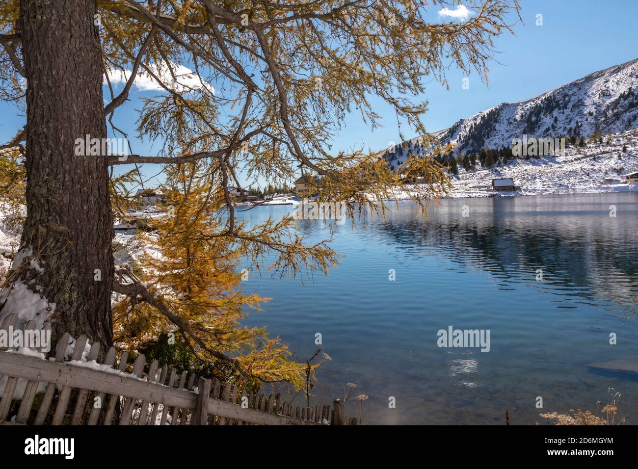 Première neige en automne sur le lac de montagne appelé Falkertsee en Carinthie, Autriche Banque D'Images