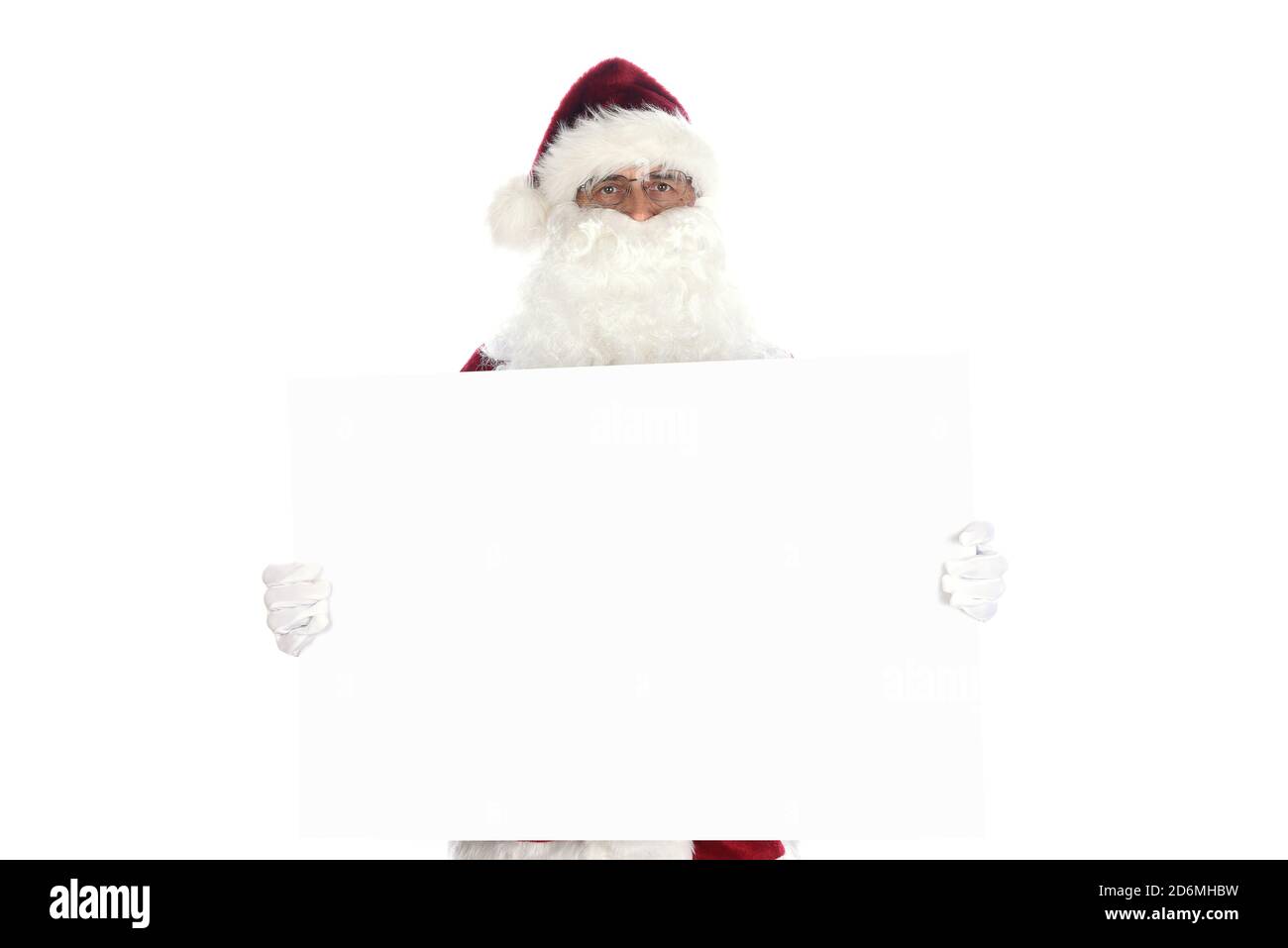 Homme senior portant un costume traditionnel du Père Noël tenant un panneau blanc vierge prêt pour votre copie. Isolé sur blanc. Banque D'Images