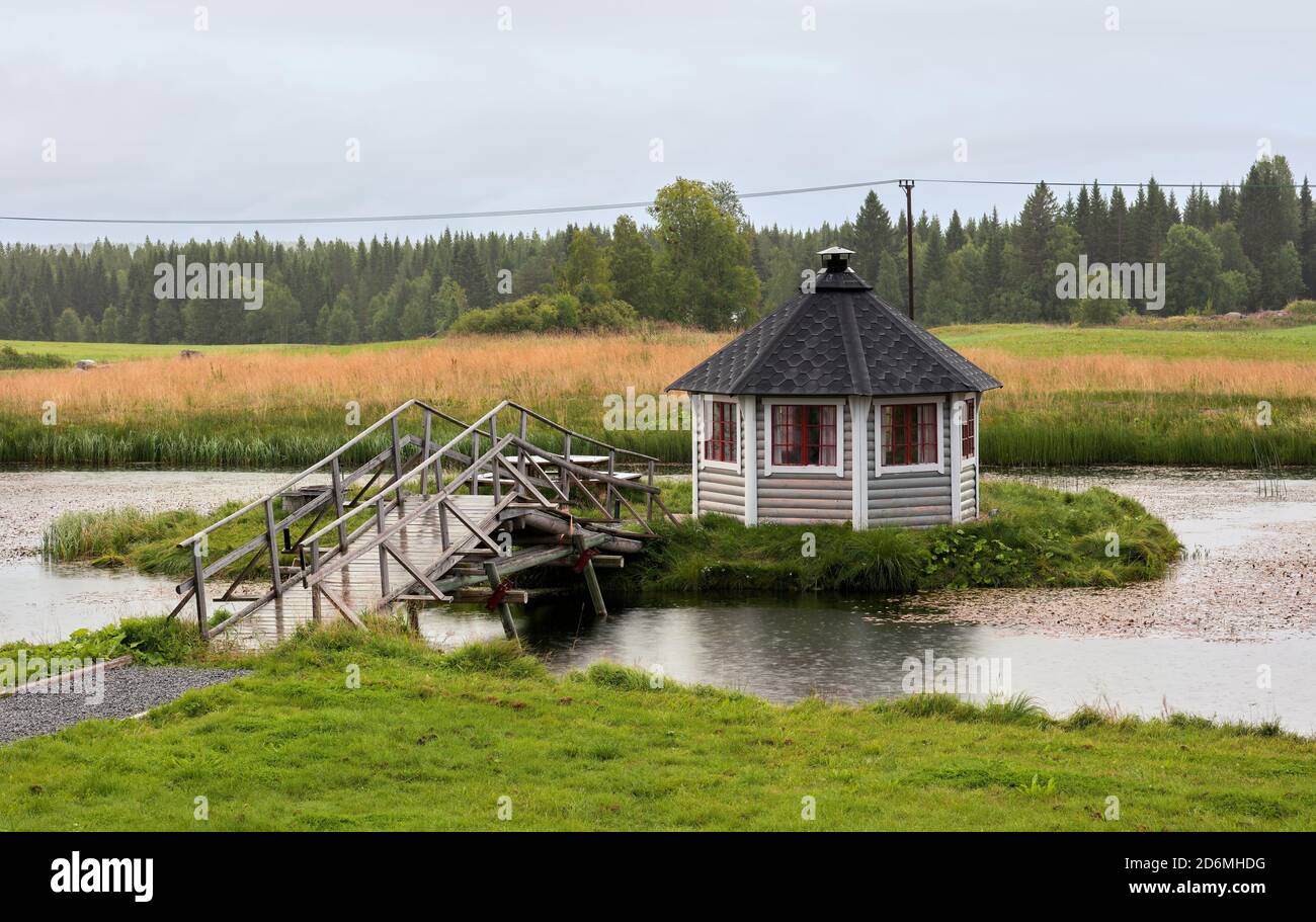 Belvédère sur une île sur un lac à Lorås, Jämtland, Suède Banque D'Images